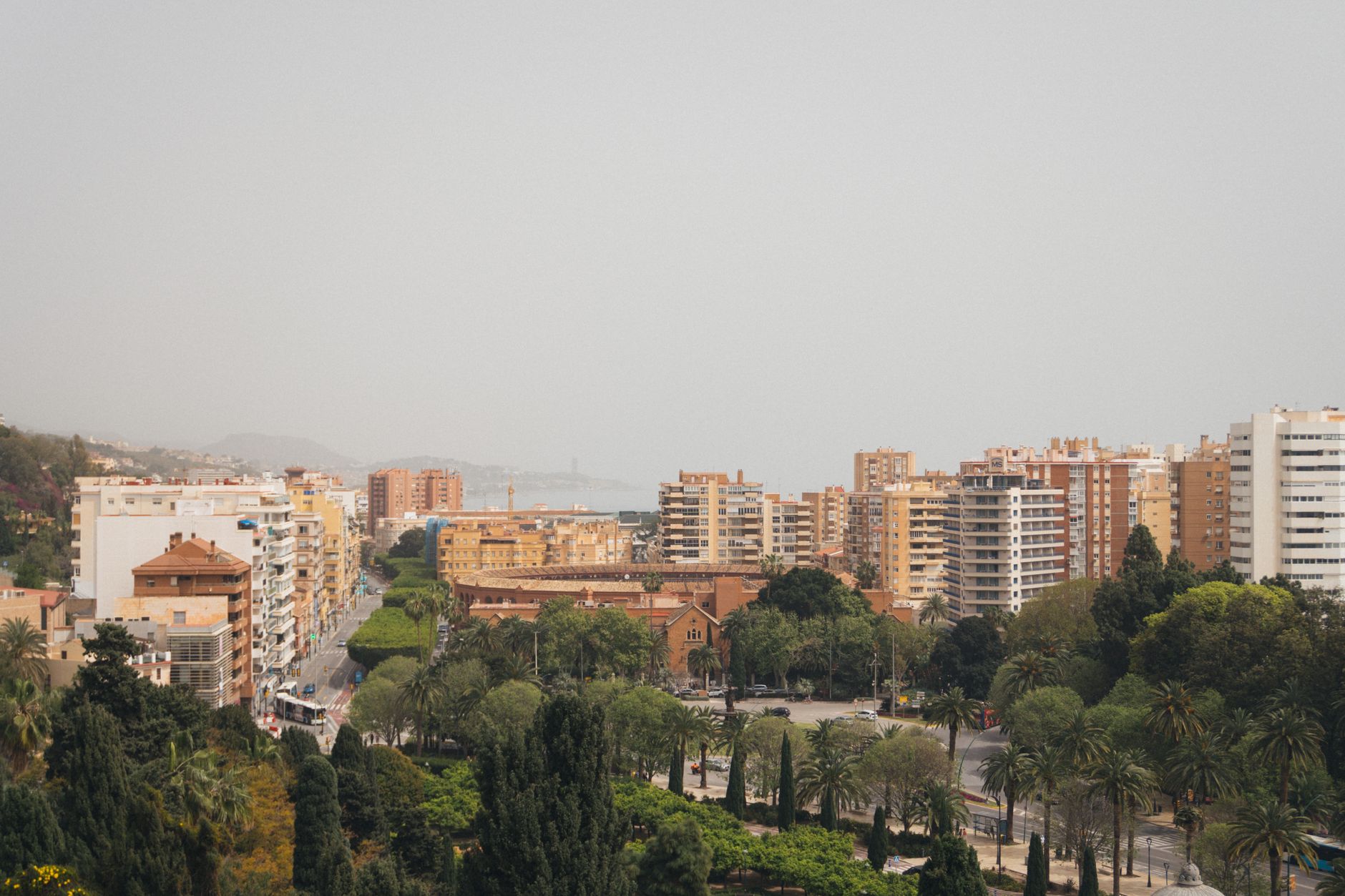 Parque urbano con árboles y bancos en barrio residencial de España