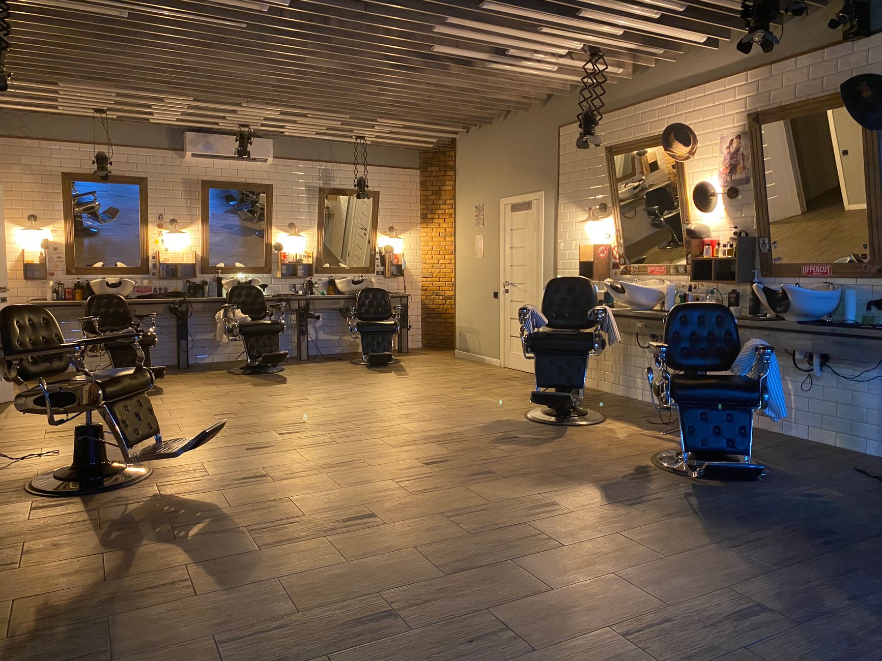 Interior de una peluquería moderna en San Vicente del Raspeig