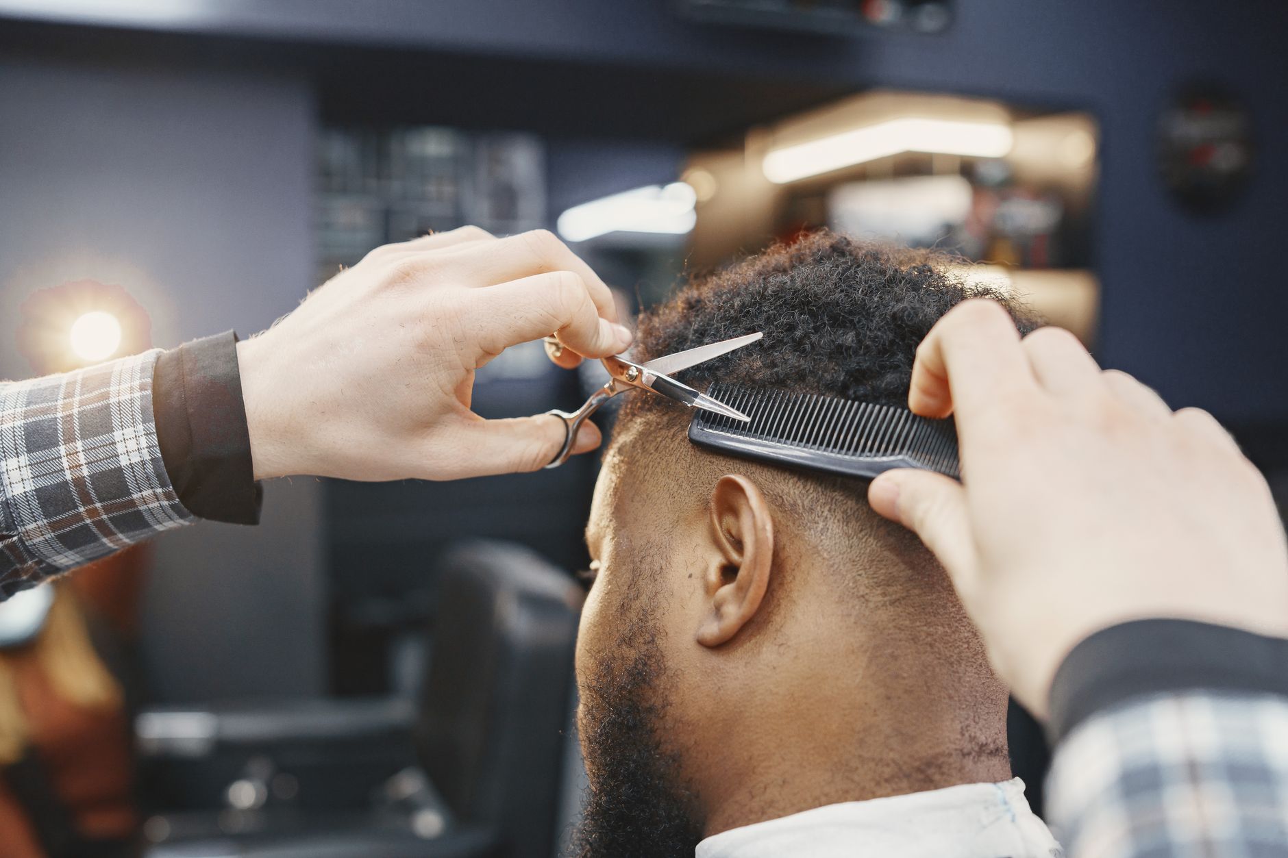 Barbero trabajando en un corte moderno en una barbería de San Vicente del Raspeig