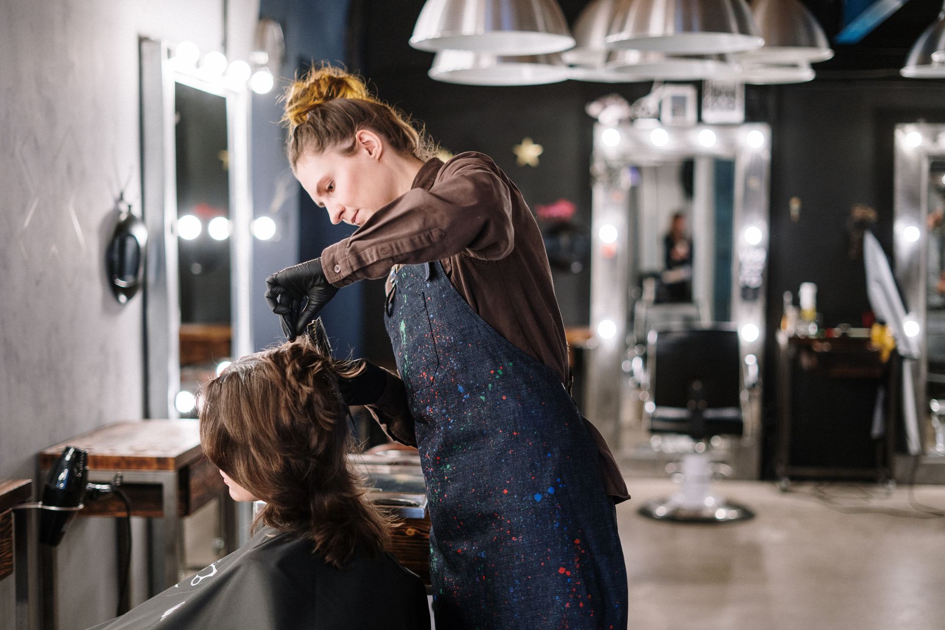 Servicio de coloración y tratamiento capilar en salón de belleza de San Vicente del Raspeig