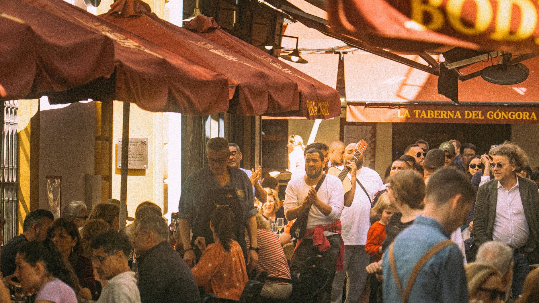 Terraza de restaurante con gente comiendo en España