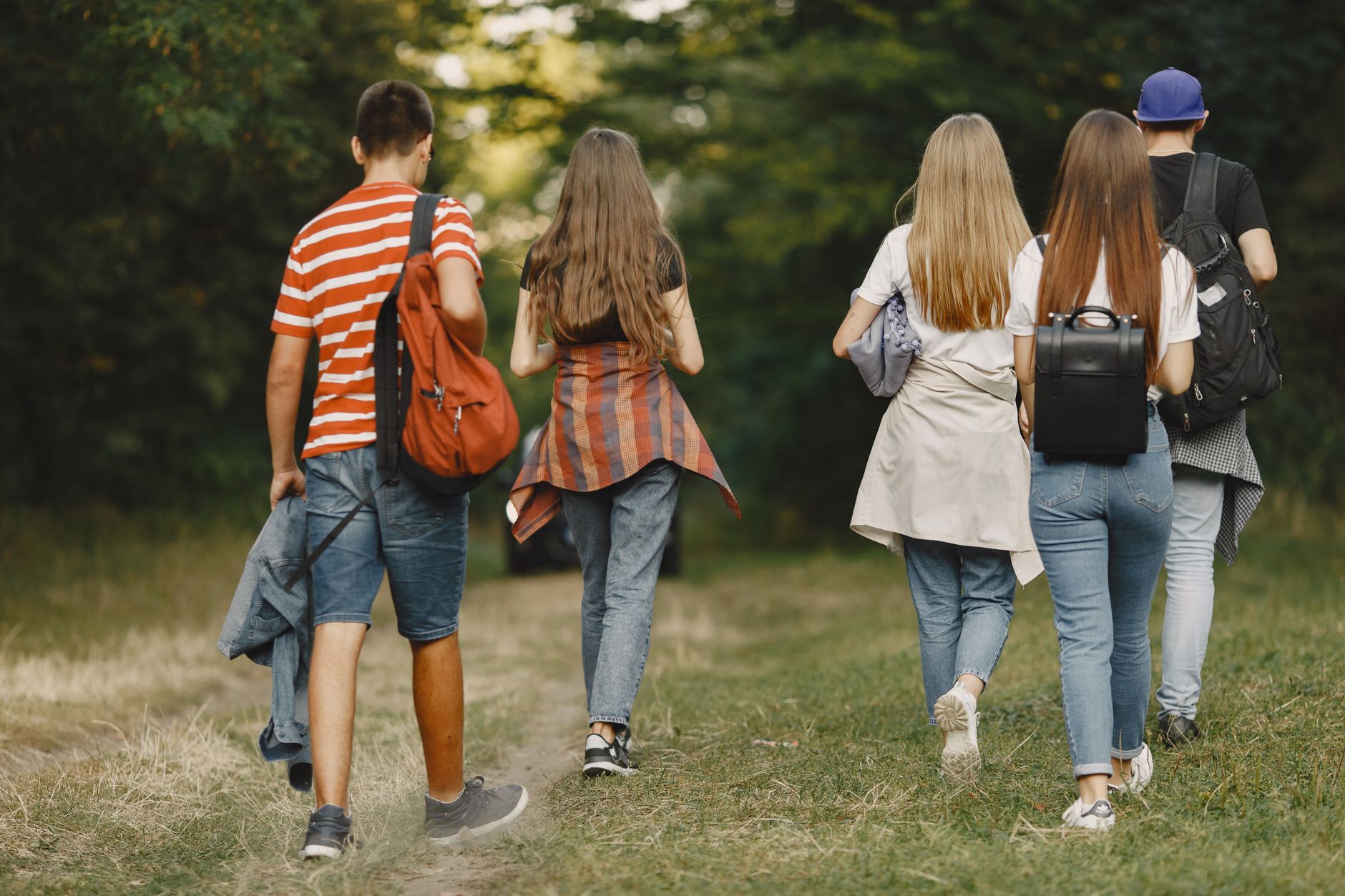 Personas paseando por un parque en fin de semana
