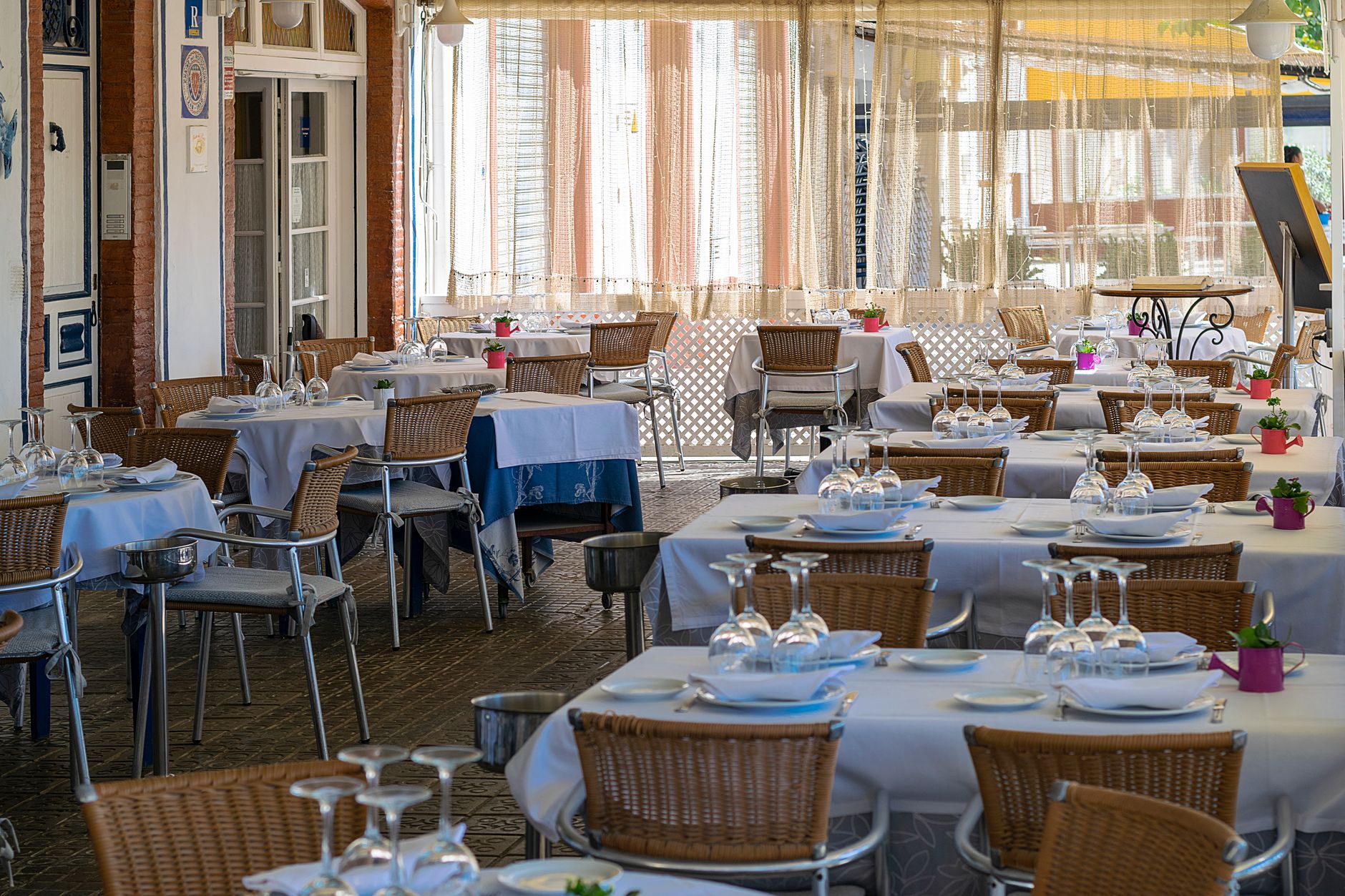 Terraza de restaurante mediterráneo para cenar en San Vicente del Raspeig