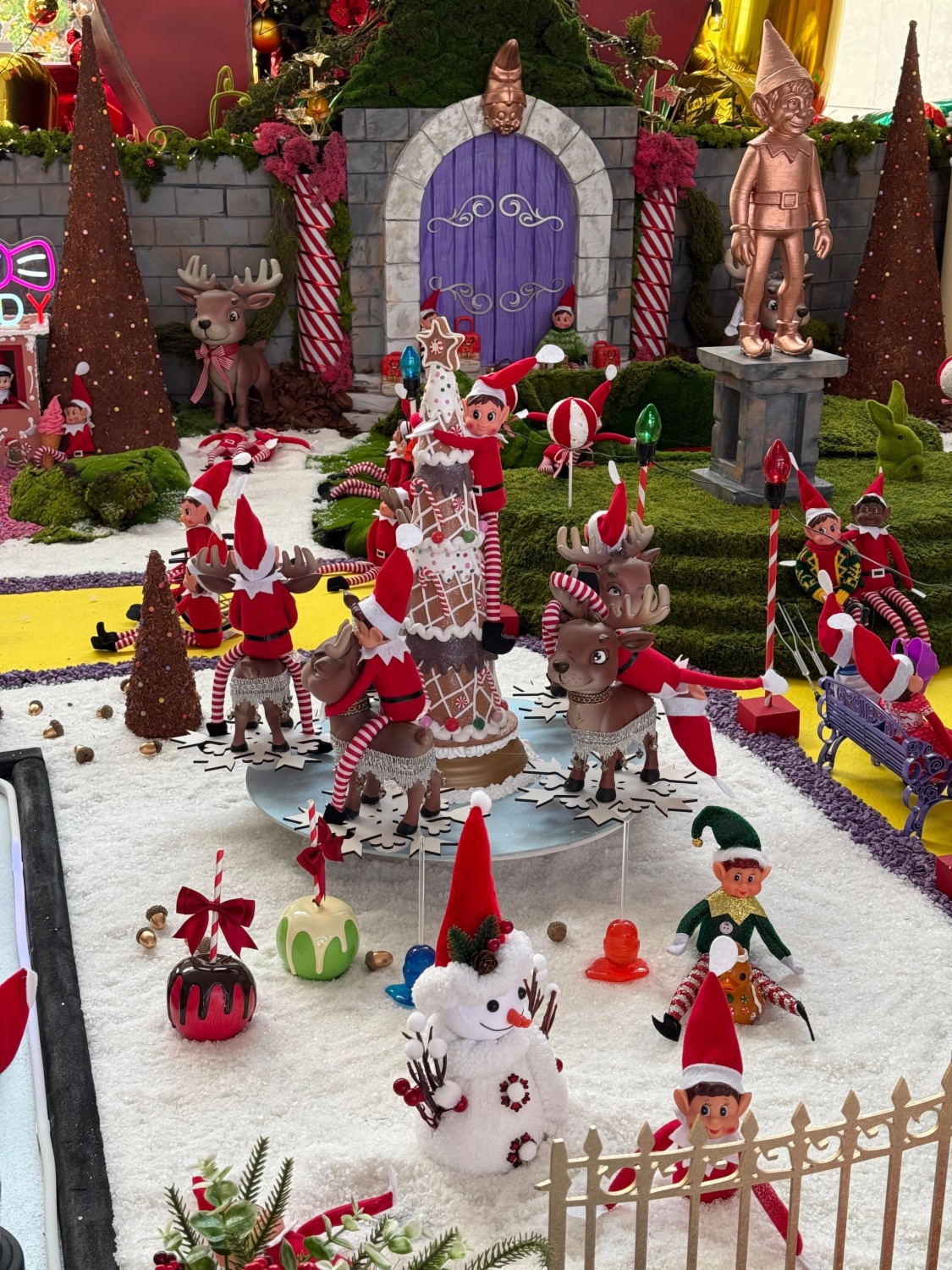 POBLADO ELFO NAVIDEÑO EN SAN VICENTE DEL RASPEIG