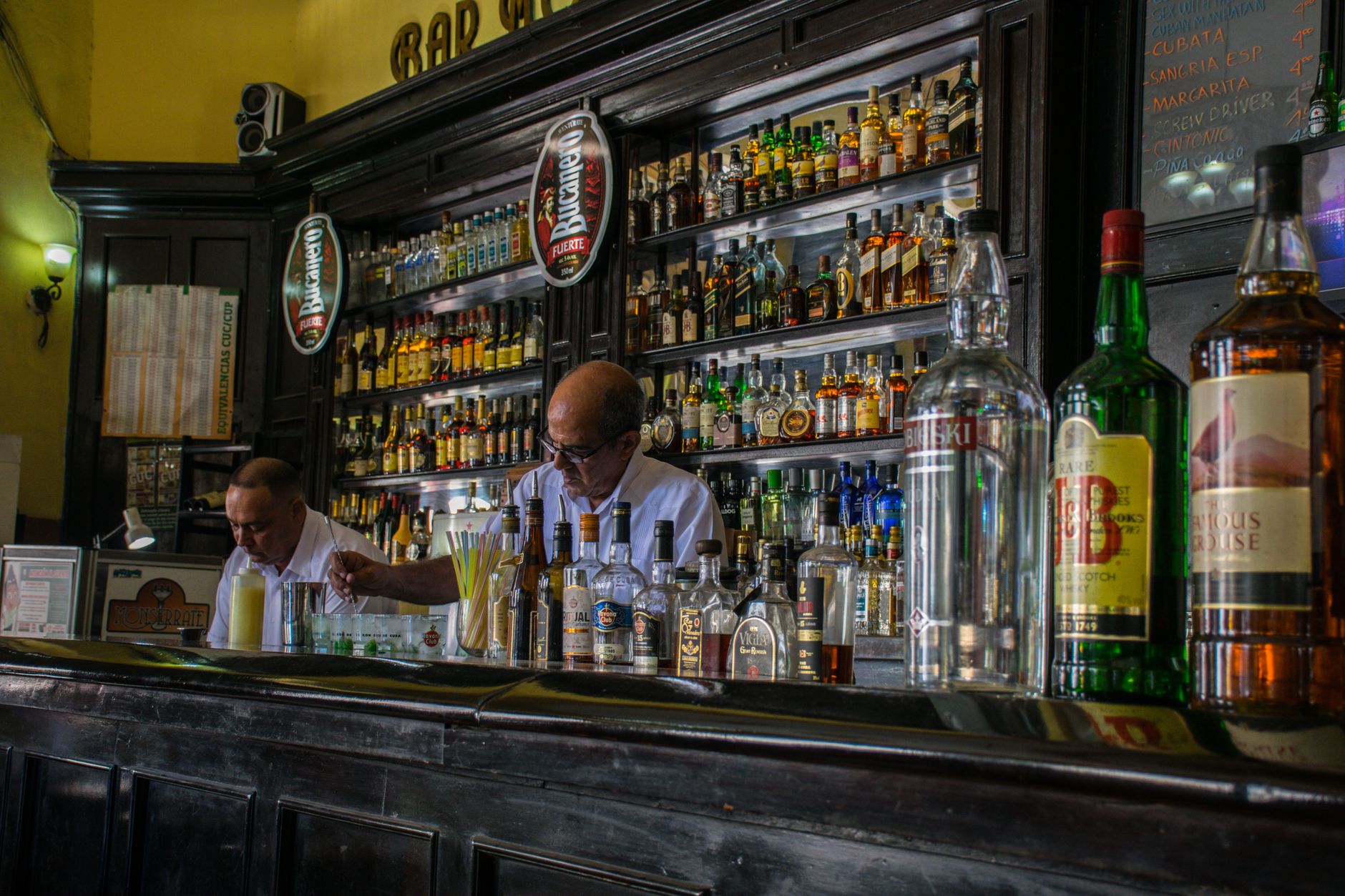 Interior de bar español con barra y bebidas variadas