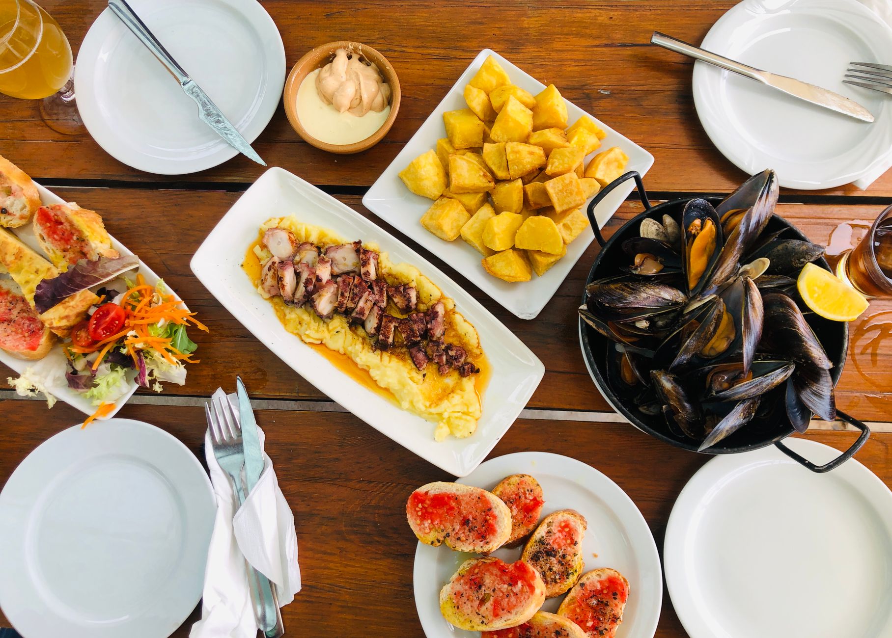 Tapas y pintxos con copa de vino en bar de tapas español