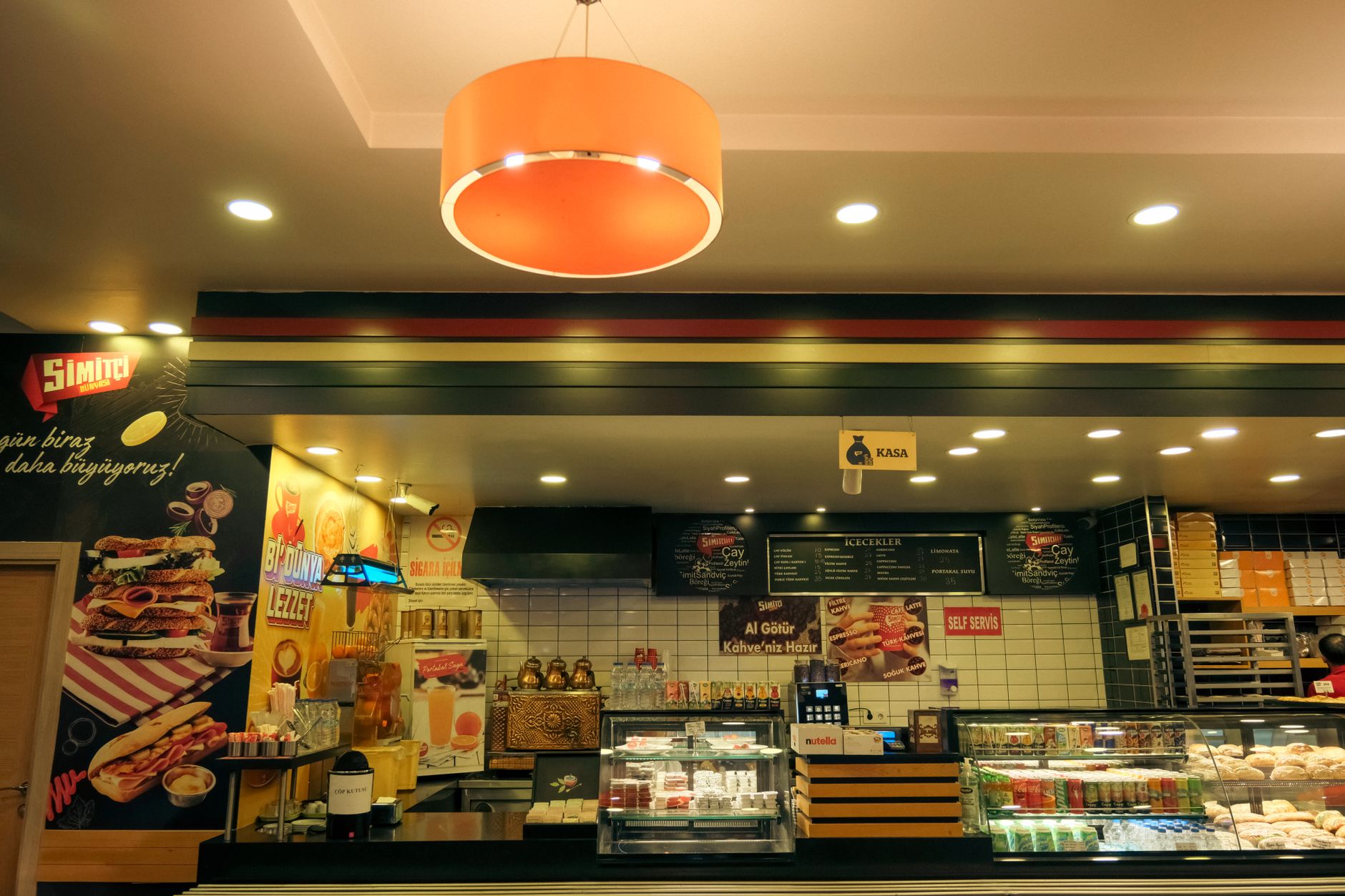 Interior de Burger King con menús y hamburguesería