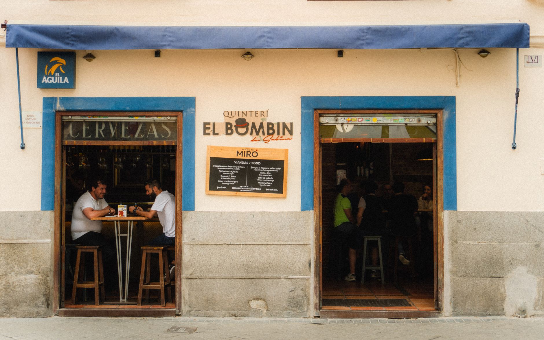 Interior de cervecería bar con mostrador y ambiente acogedor