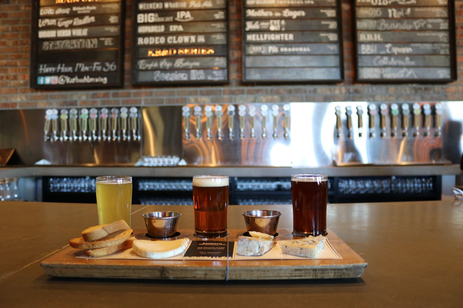 Cañas de cerveza en barra de bar español