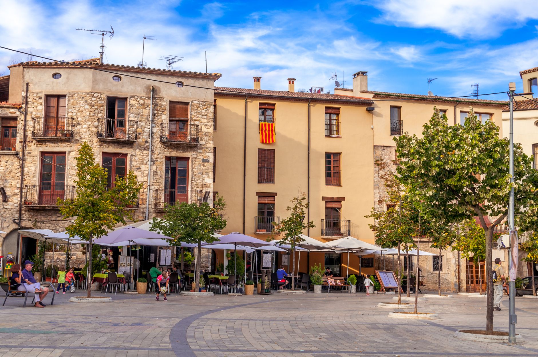 Terraza exterior de bar con mesas y ambiente veraniego