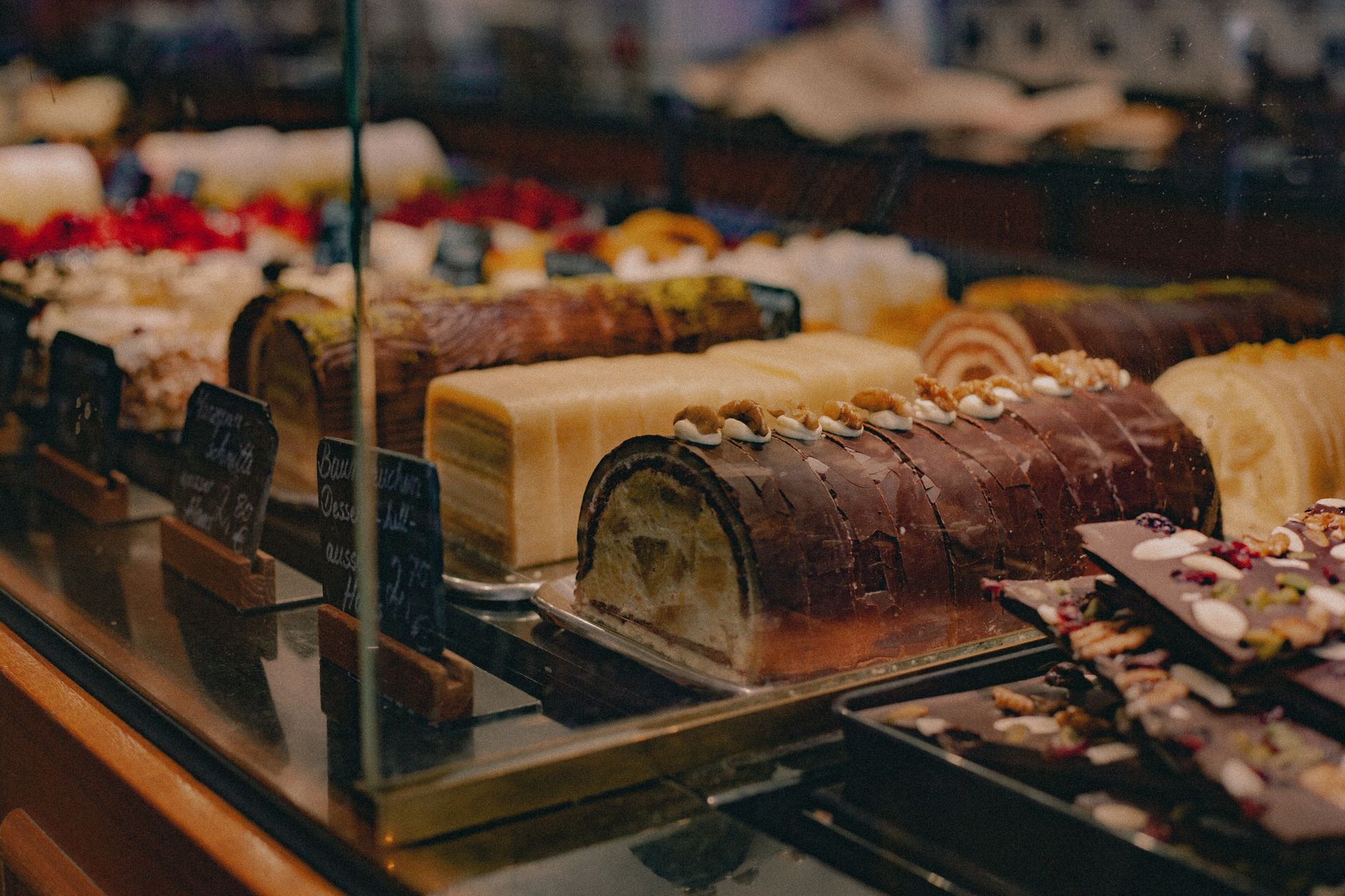 Vitrina de pastelería con tartas artesanales y dulces de confitería