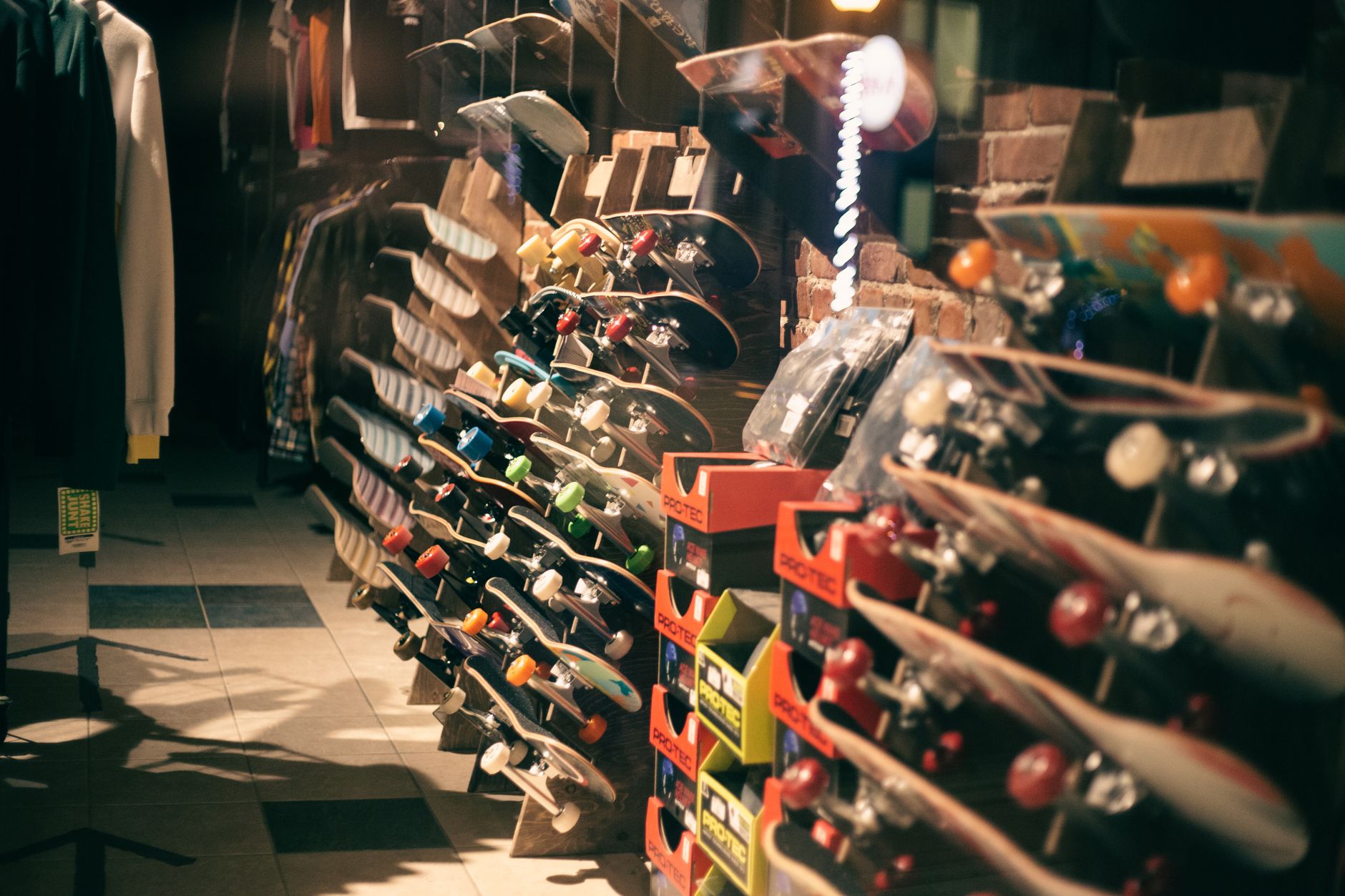 Gran tienda de material deportivo con pasillos de equipamiento para múltiples deportes