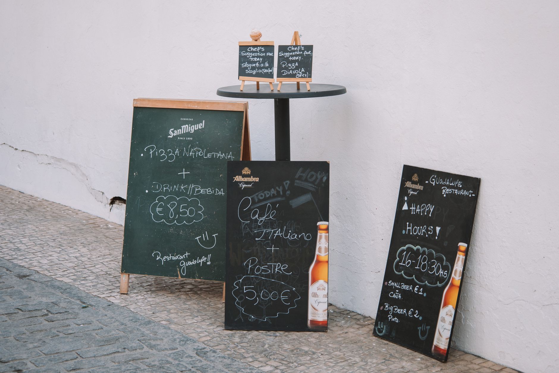 Mesa con comida tradicional española en San Vicente del Raspeig