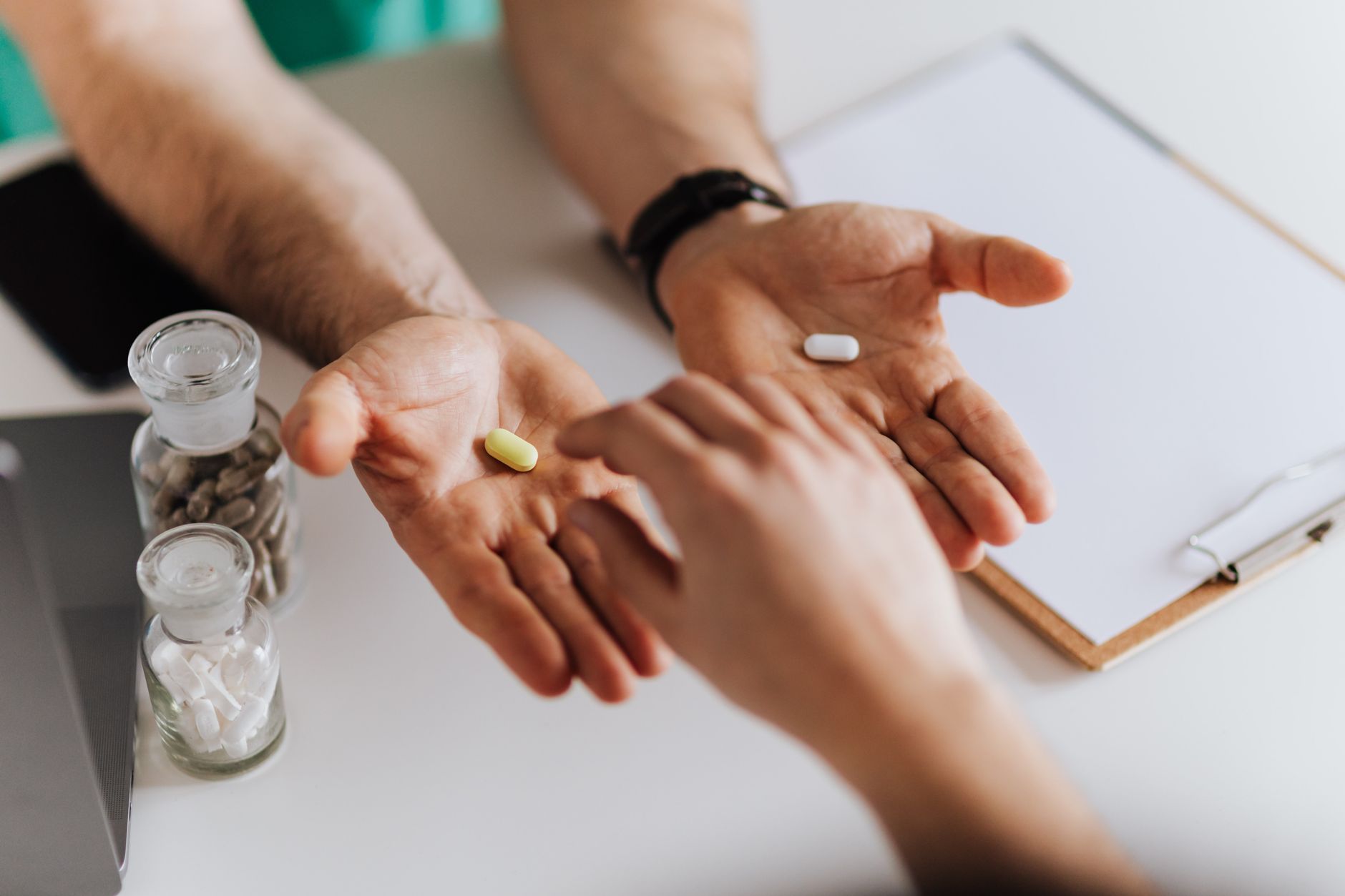 Farmacéutico atendiendo a un cliente con asesoramiento personalizado