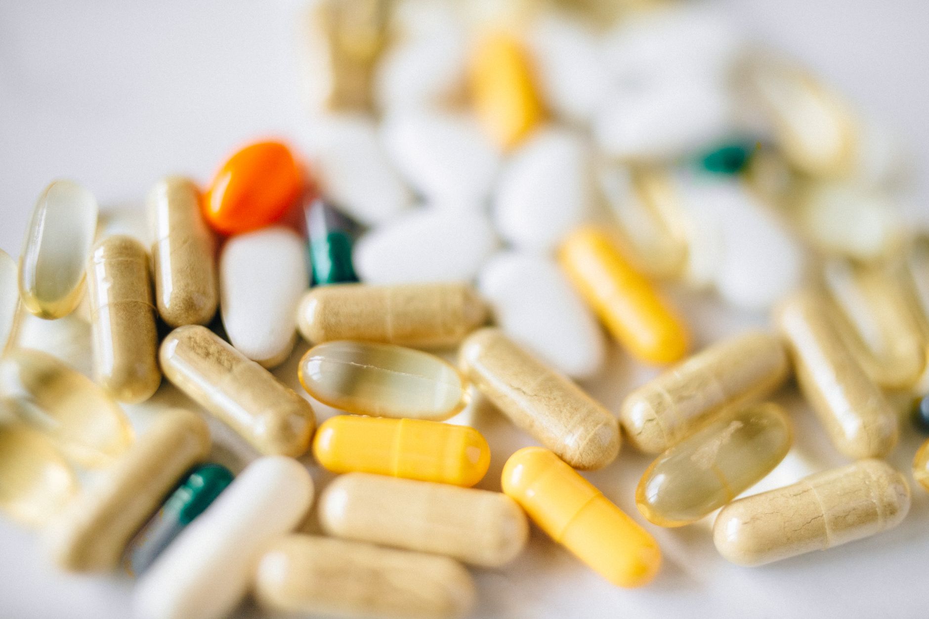 Mostrador de farmacia con vitaminas, suplementos y productos de bienestar