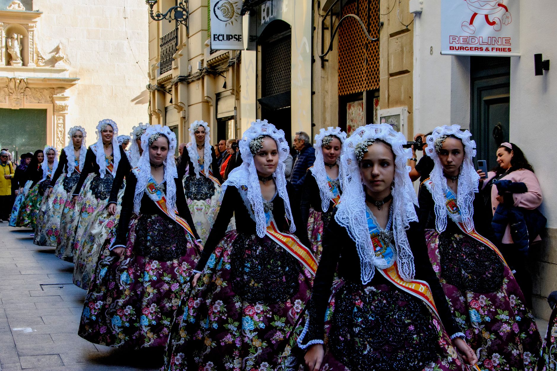 Celebración popular con confeti y colorido en las fiestas de San Vicente