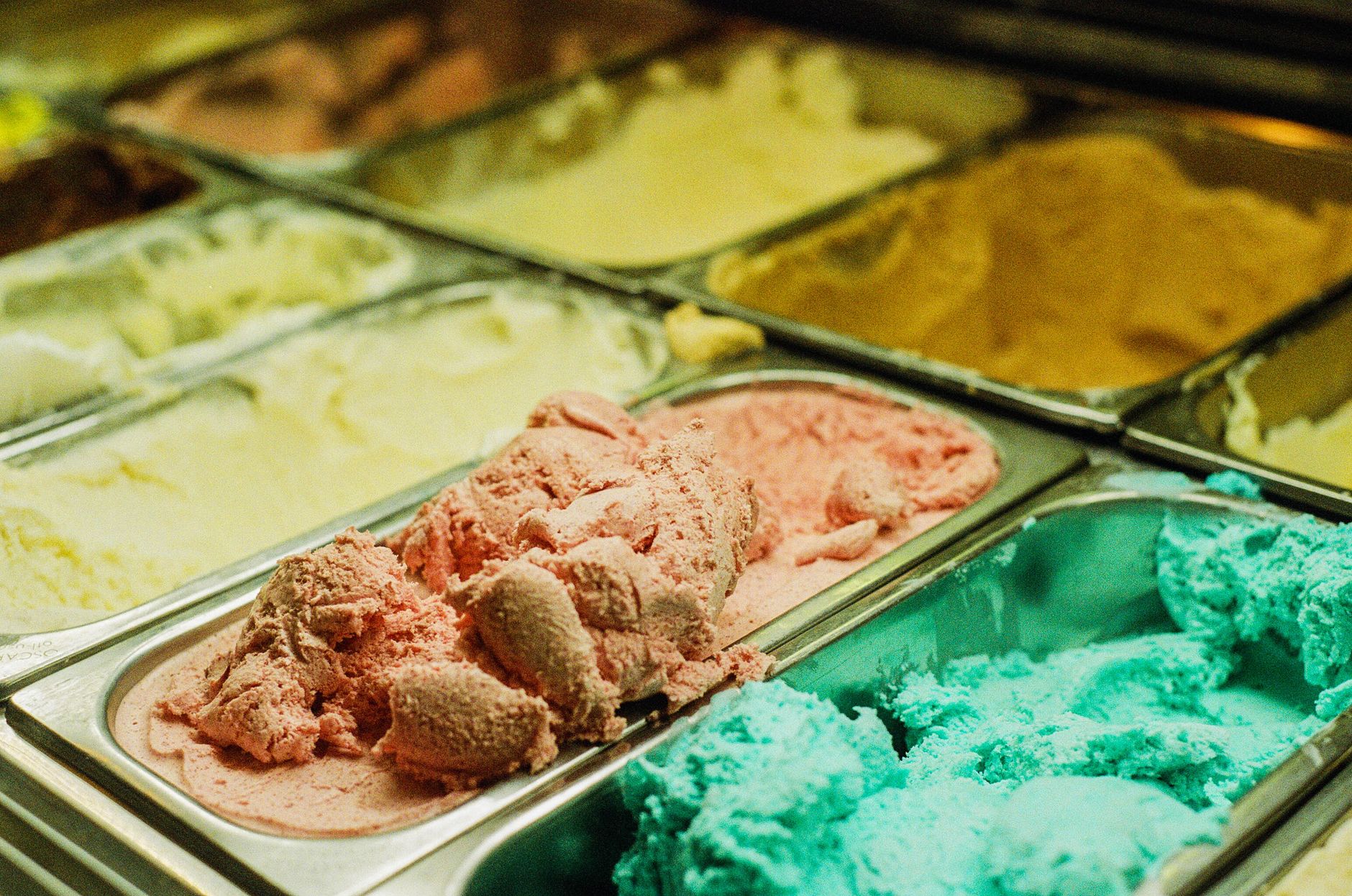 Helado artesano de sabores variados y coloridos en cucurucho, típico de las heladerías locales
