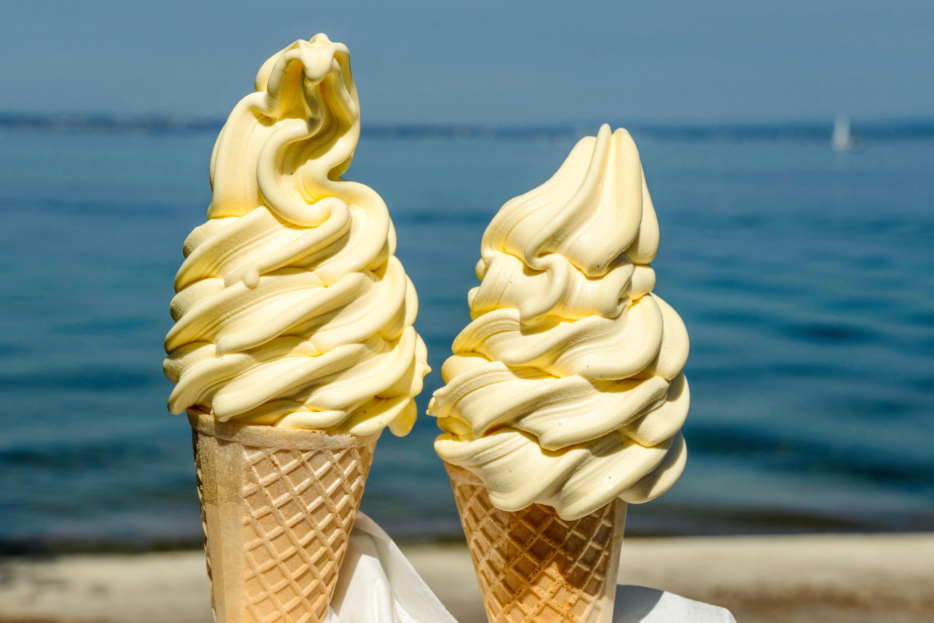 Cucurucho de helado disfrutado al aire libre en verano, plan típico en San Vicente del Raspeig