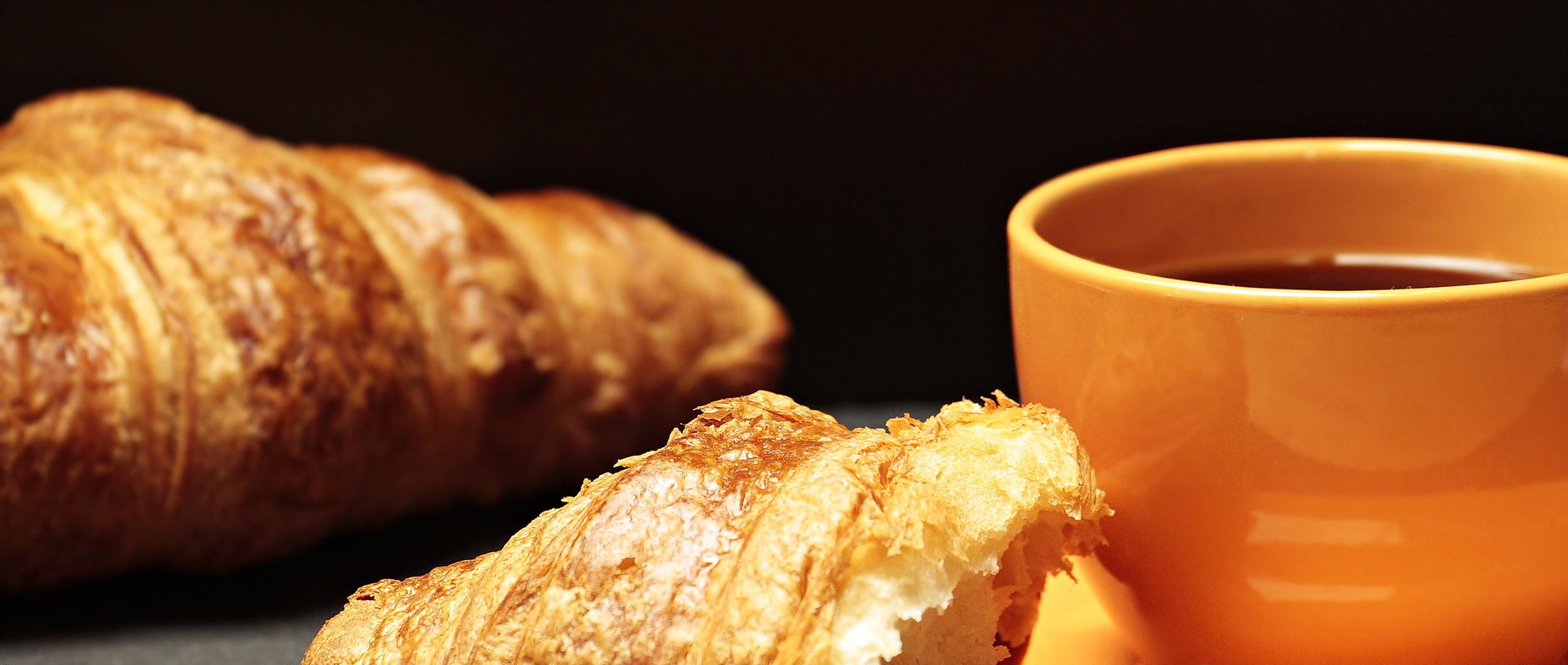Taza de espresso y croissant en una cafetería de San Vicente del Raspeig, desayuno típico mediterráneo