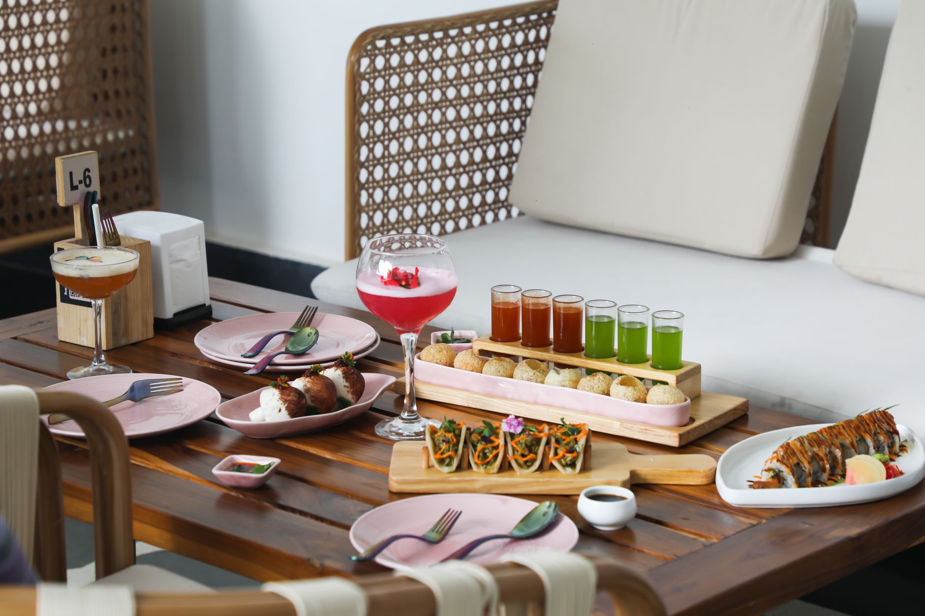 Restaurante de cocina de fusión con mesa elegante y decoración contemporánea