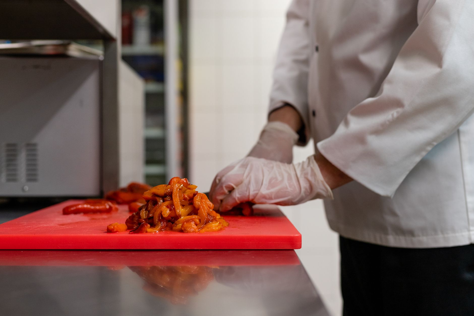 Chef preparando plato de cocina española en cocina de restaurante