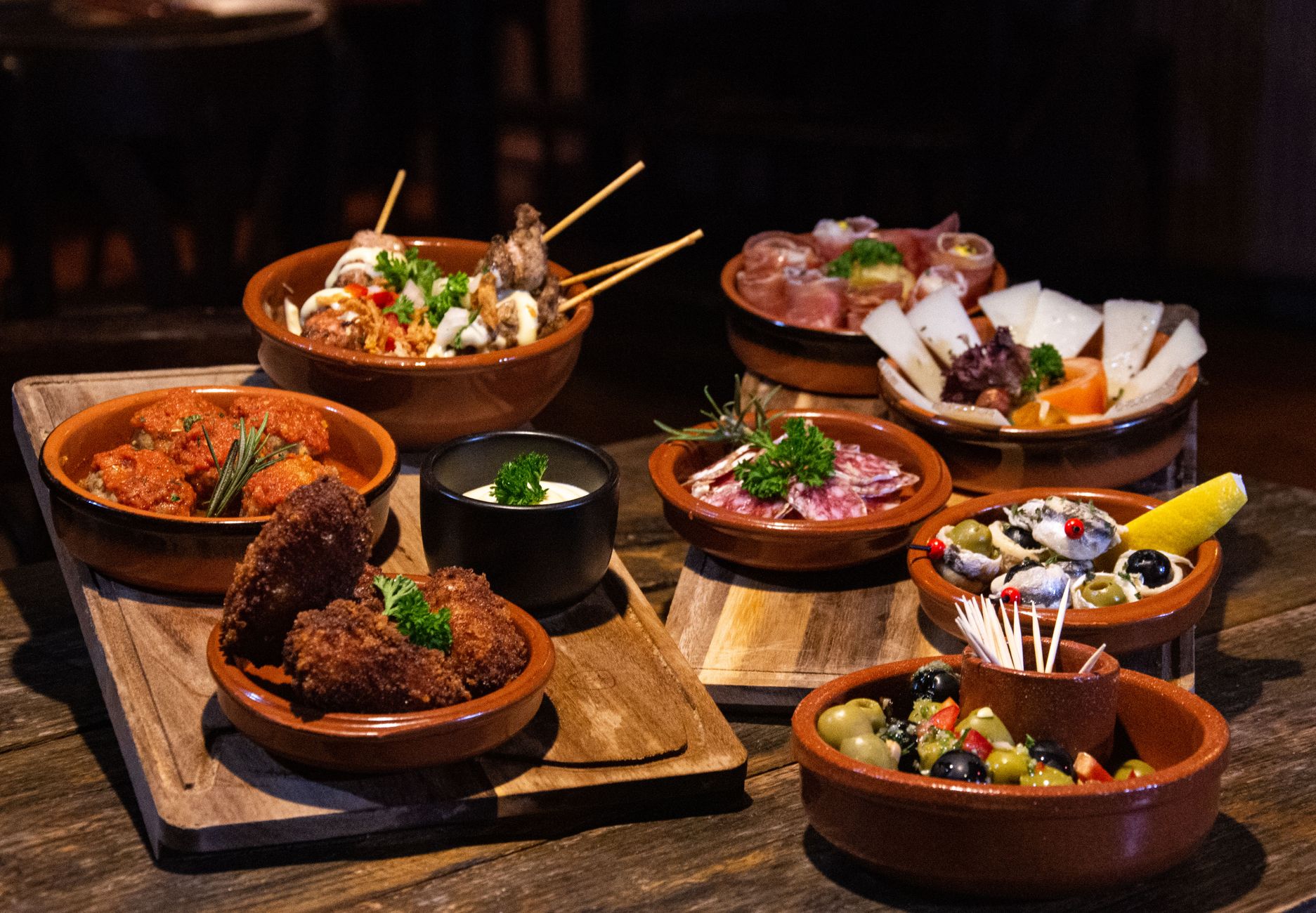 Tapas y aperitivos mediterráneos en platos de restaurante