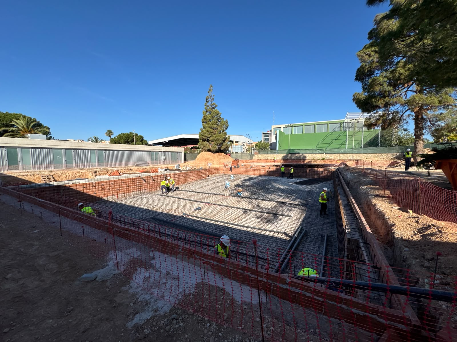 El Ayuntamiento certifica el avance de las obras del Centro del Agua, donde ya se ha iniciado la fase hormigonado de las cuatro nuevas piscinas