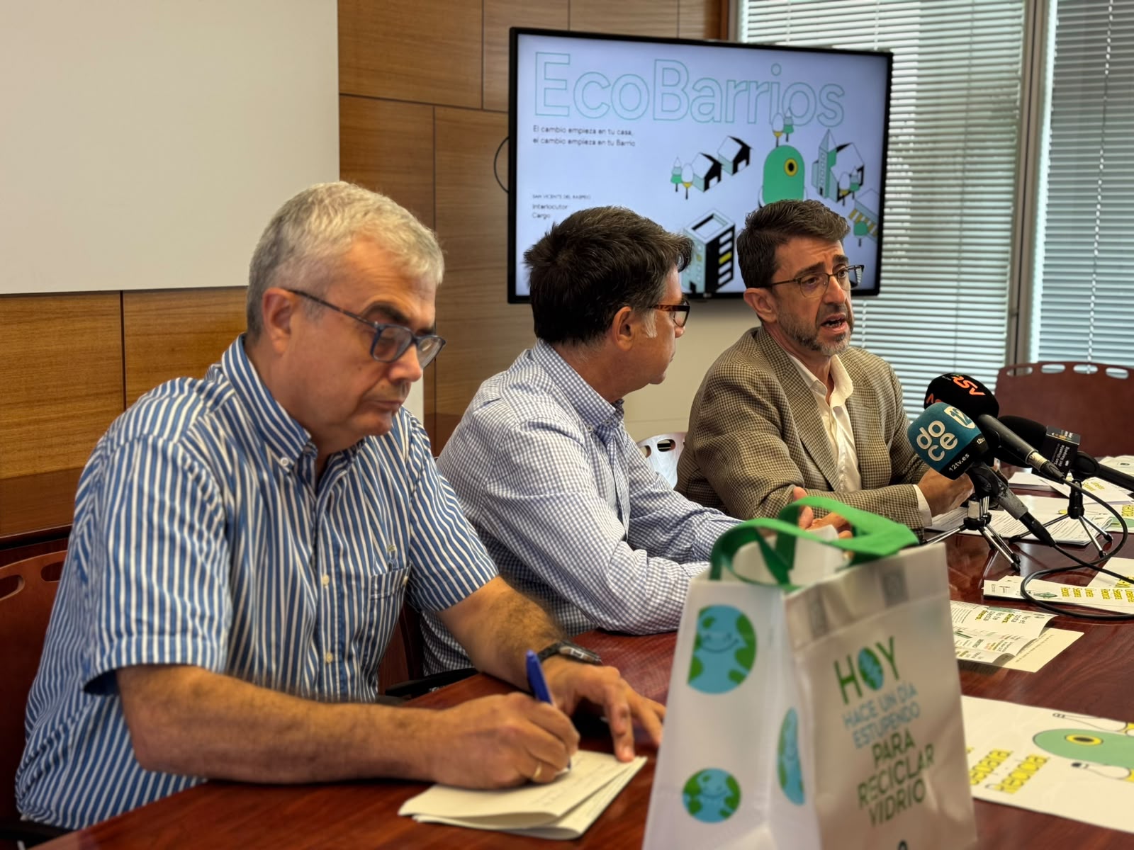 El Ayuntamiento y Ecovidrio impulsan una campaña destinada a mejorar los índices de reciclaje en la que se visitarán cerca 6.500 hogares