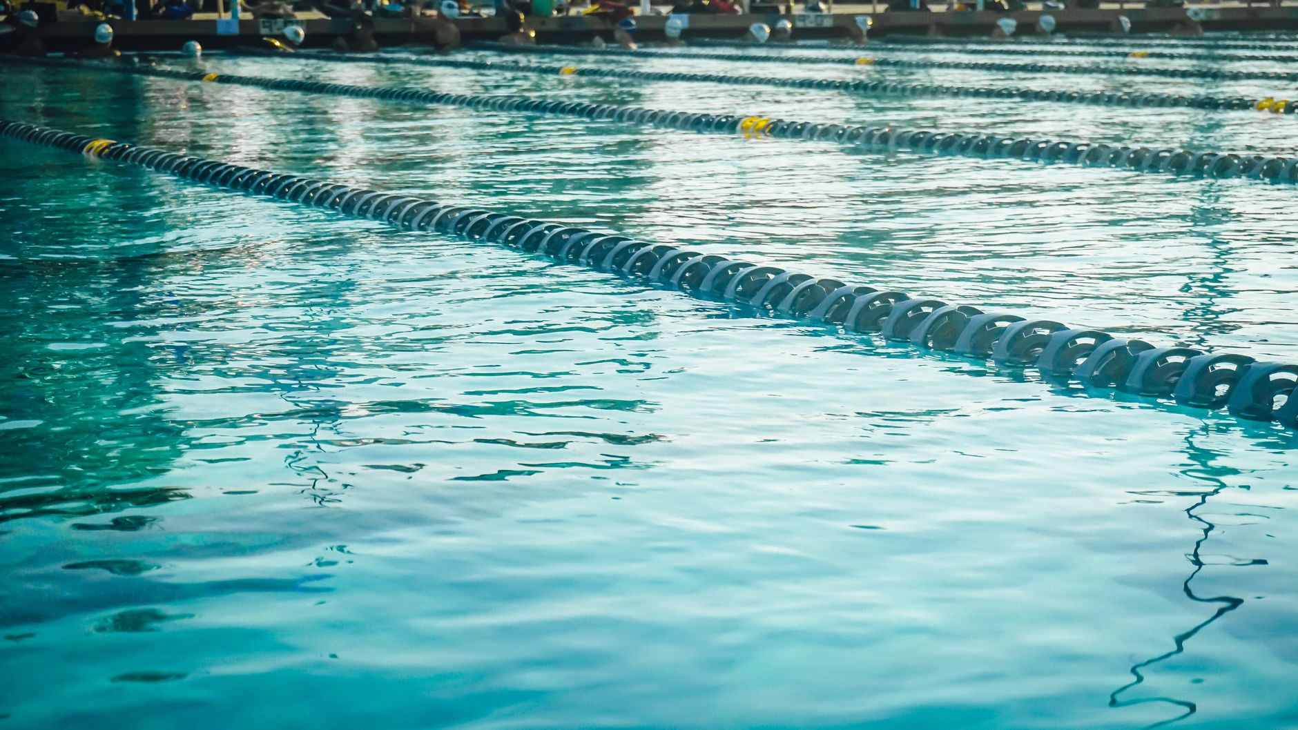 Piscina municipal exterior en verano