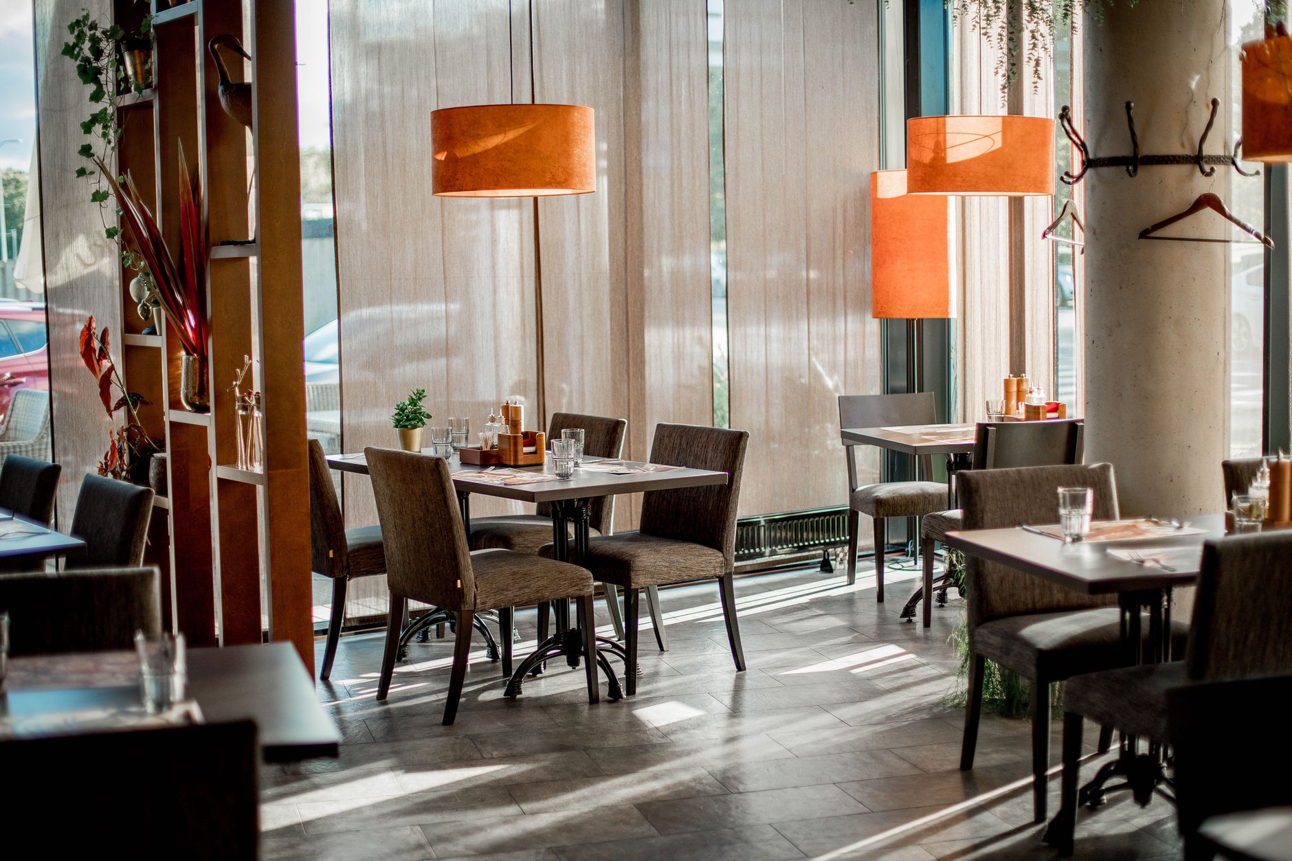 Interior moderno de restaurante con mesas y decoración contemporánea