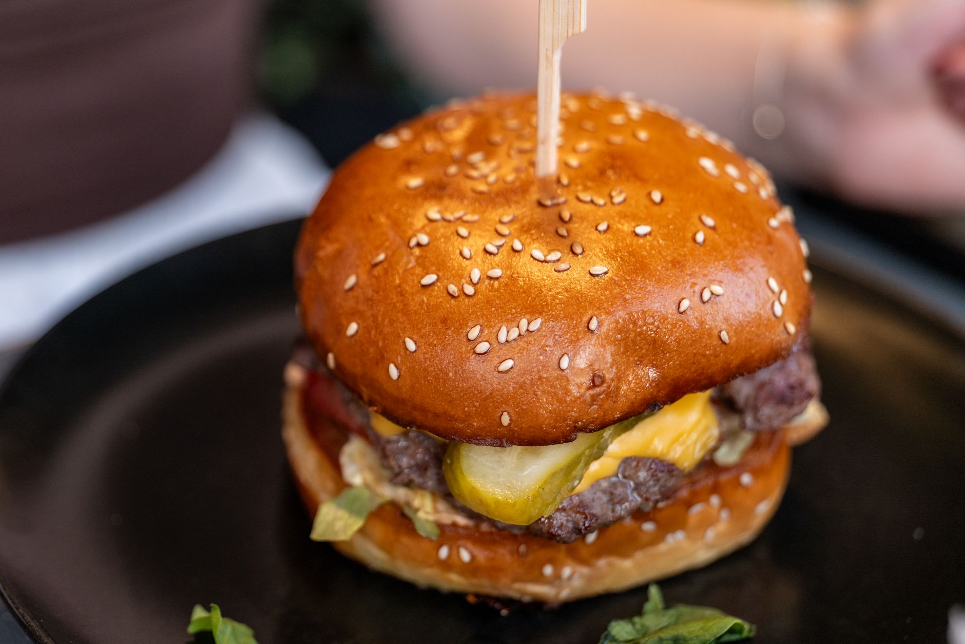 Hamburguesa gourmet con guarnición en plato de restaurante