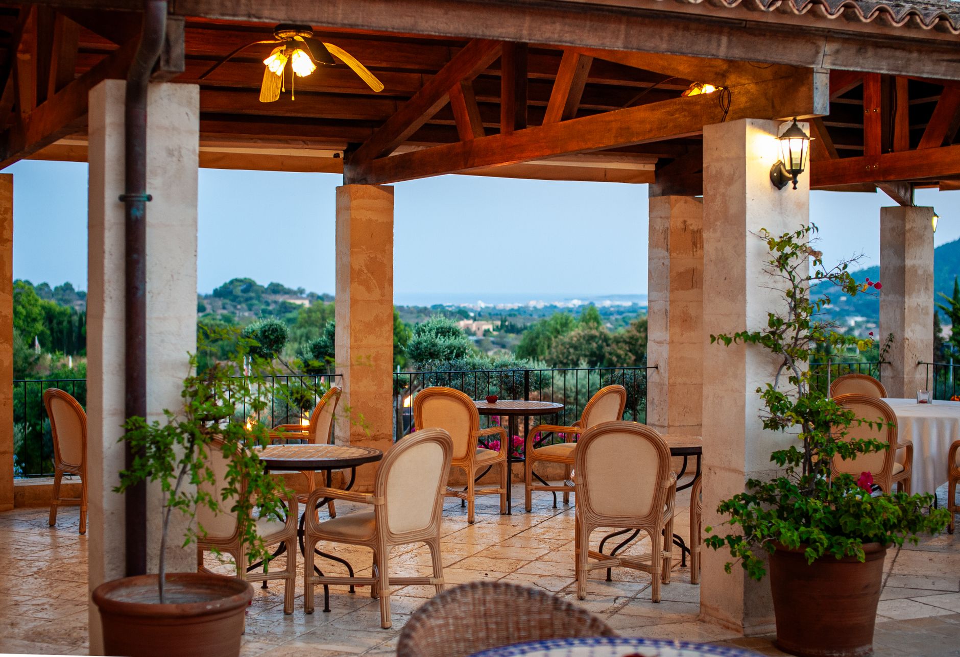 Terraza exterior de restaurante con mesas al aire libre en España