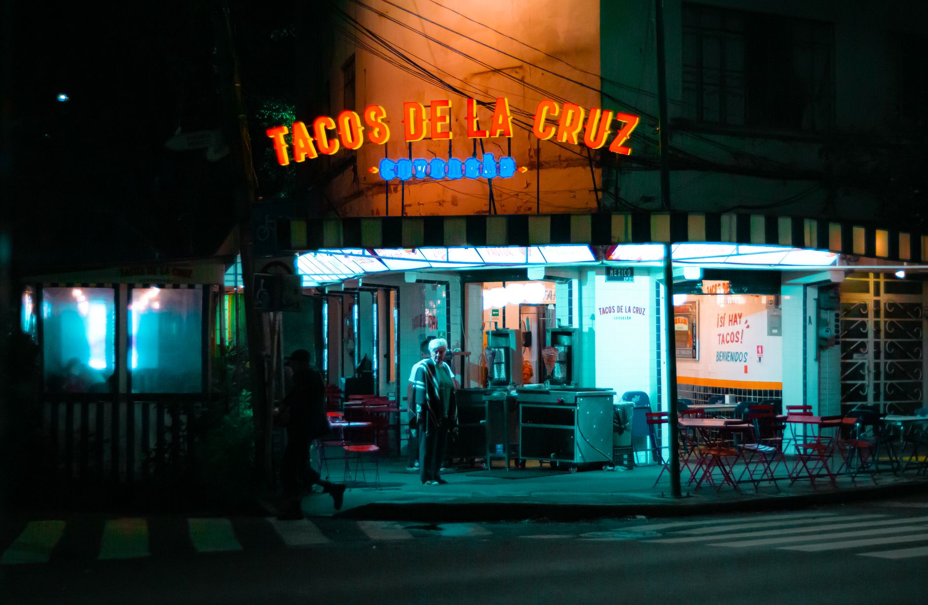 Restaurante mexicano con tacos y platos coloridos de cocina azteca