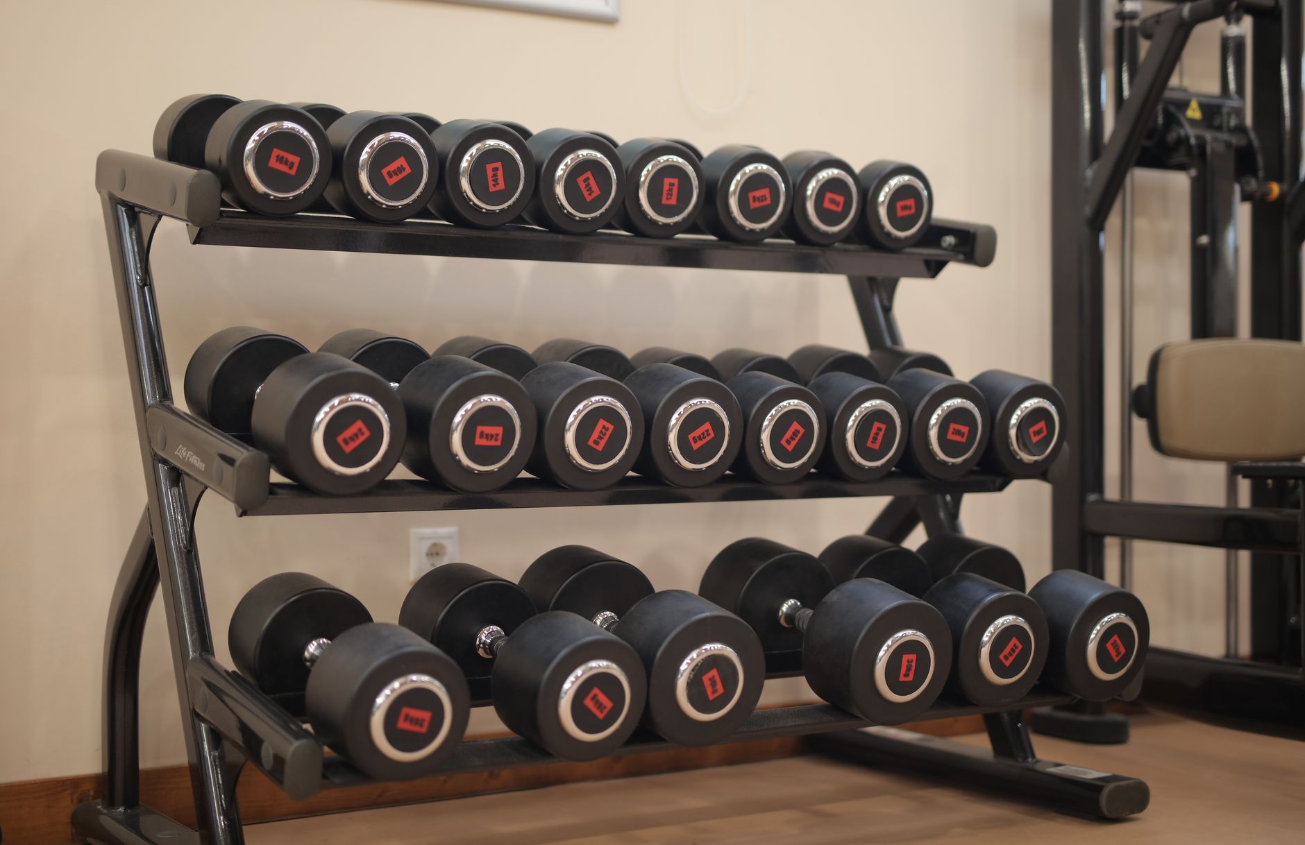 Sala de máquinas de gimnasio con equipamiento de fitness completo