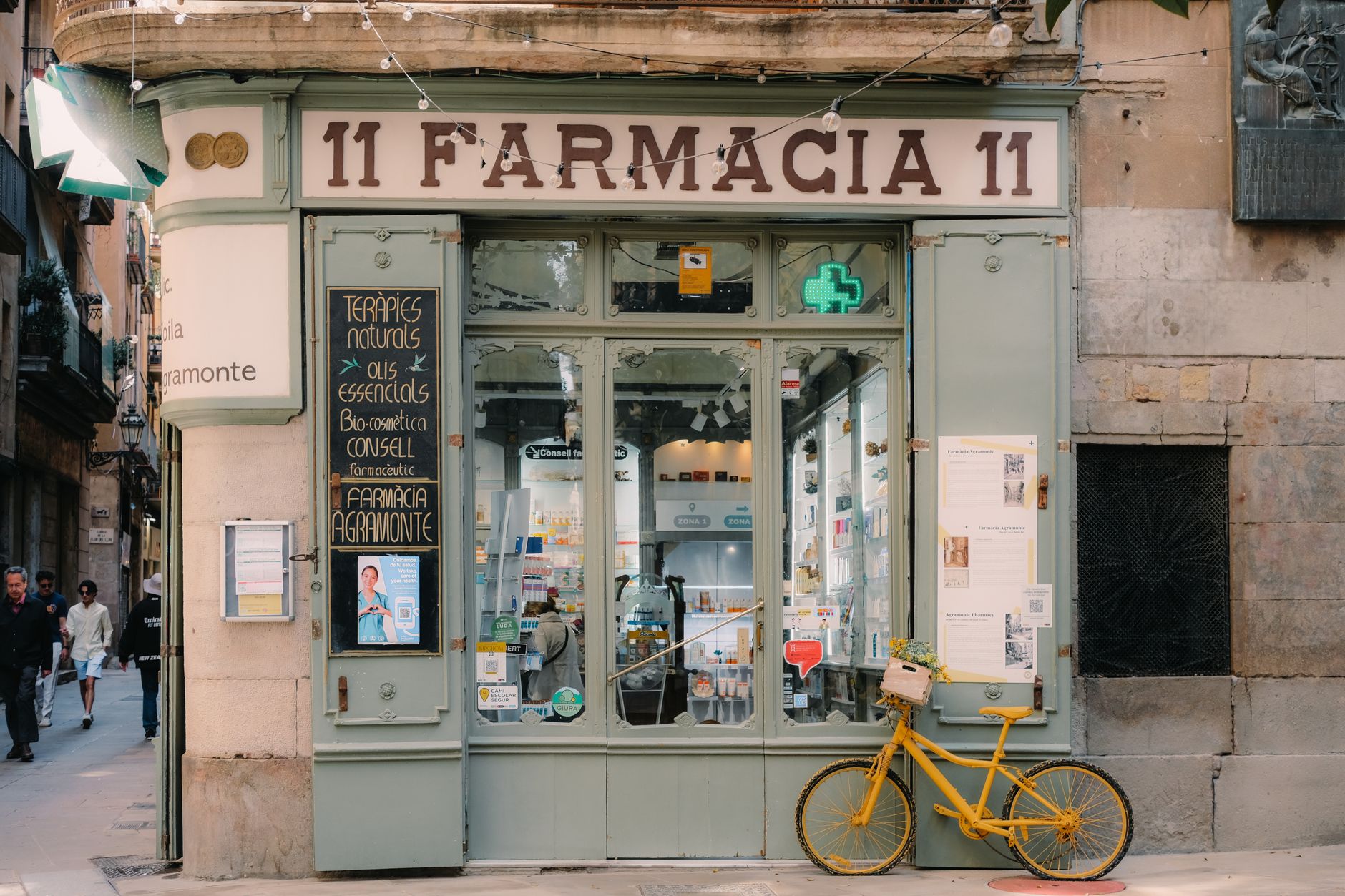 Fachada de farmacia con productos de medicina y salud en España