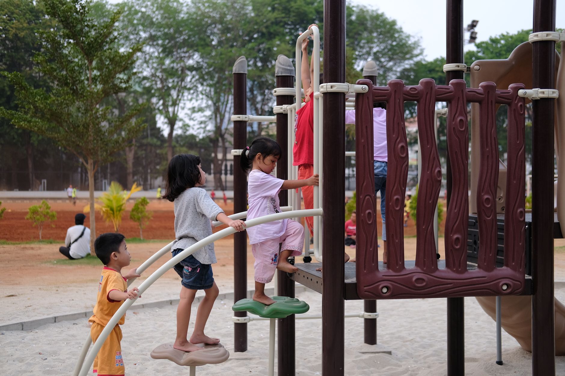 Niños jugando en un parque exterior en San Vicente del Raspeig
