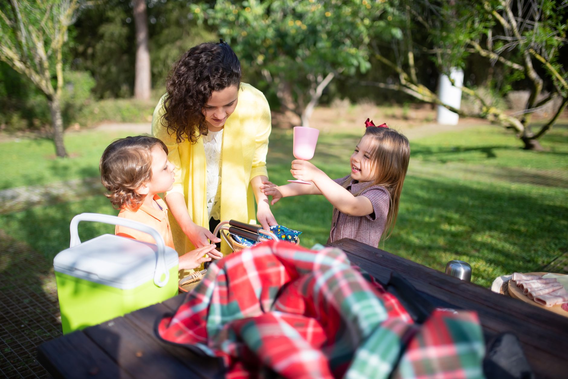 Familia disfrutando de una actividad cultural al aire libre en San Vicente del Raspeig