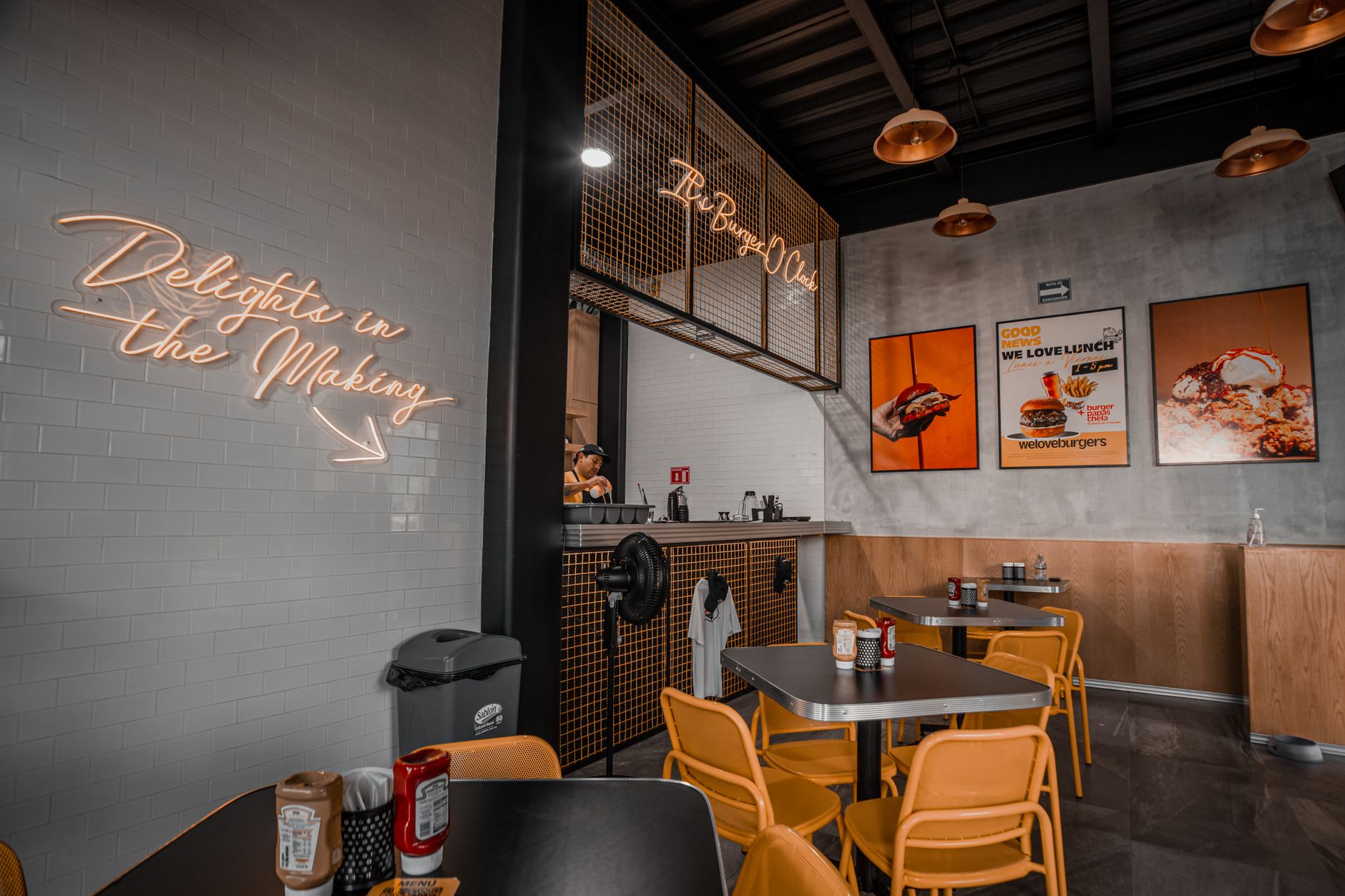 Interior de hamburguesería gourmet con mesas y barra de restaurante moderno