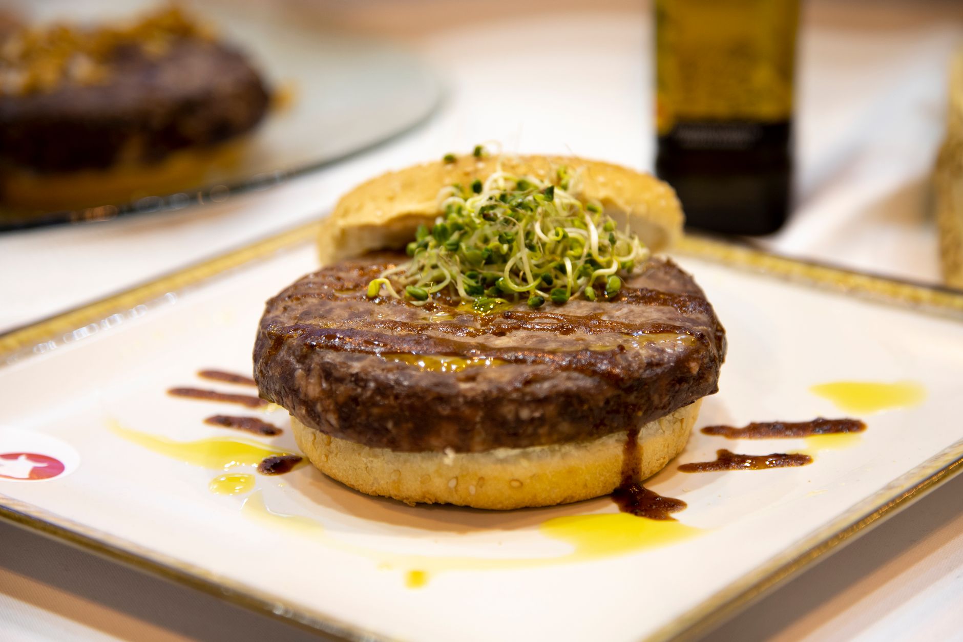 Hamburguesa gourmet artesanal con patatas en plato de restaurante