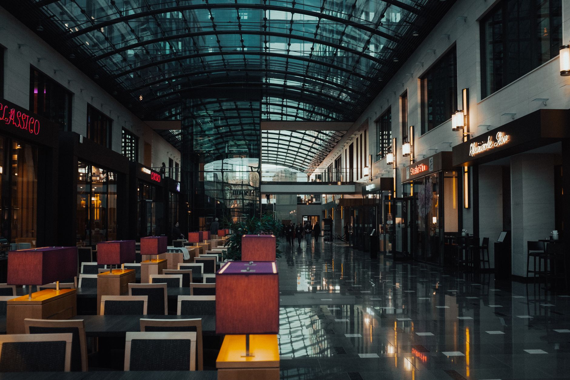 Zona de restauración en centro comercial con varios locales de comida