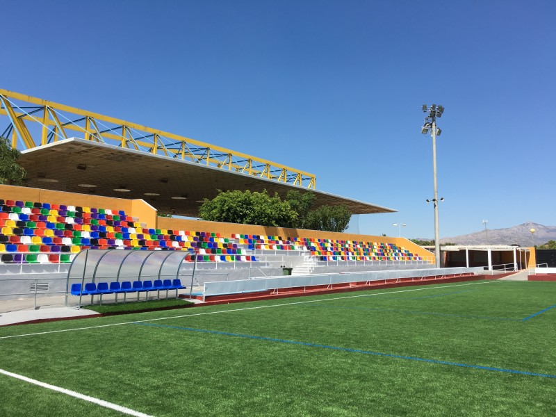 San Vicente del Raspeig renueva el césped del estadio Ramón Asensi Juan y las pistas de pádel de la Ciudad Deportiva