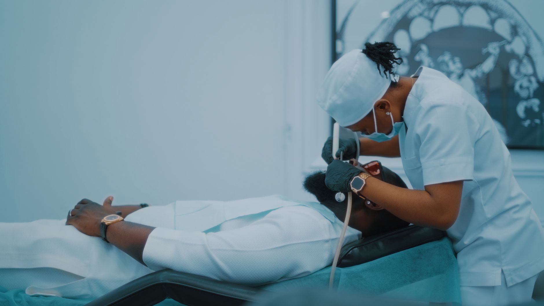Clínica dental moderna con equipamiento odontológico de última generación