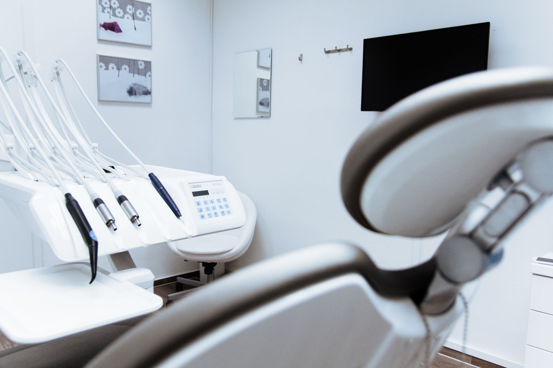 Sillón dental en consultorio de clínica odontológica