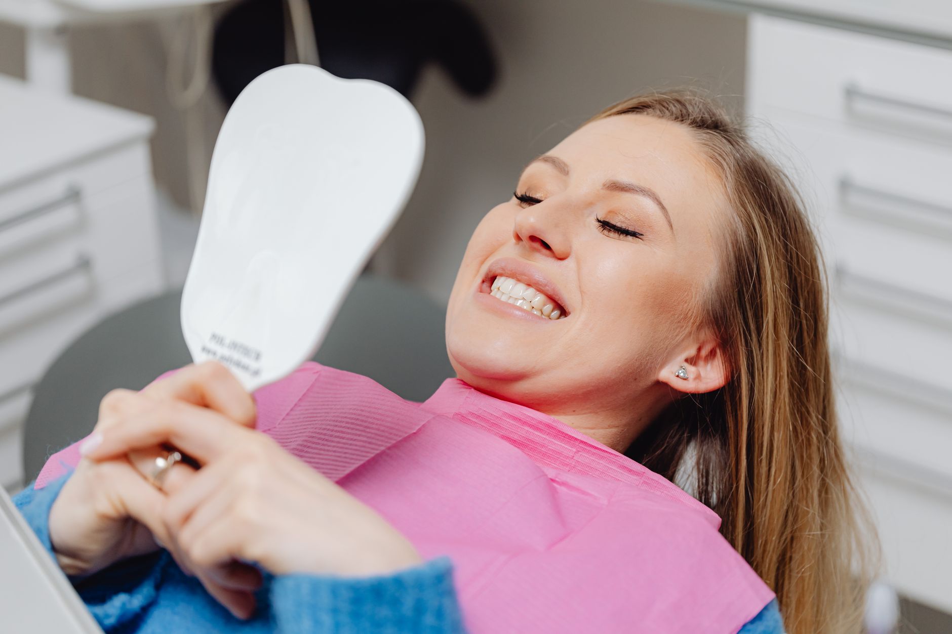 Sonrisa perfecta resultado de tratamiento dental blanqueamiento