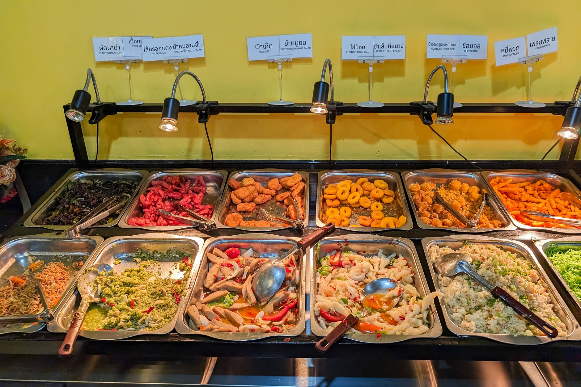 Wok con platos asiáticos variados: arroz, fideos y salteados de verduras