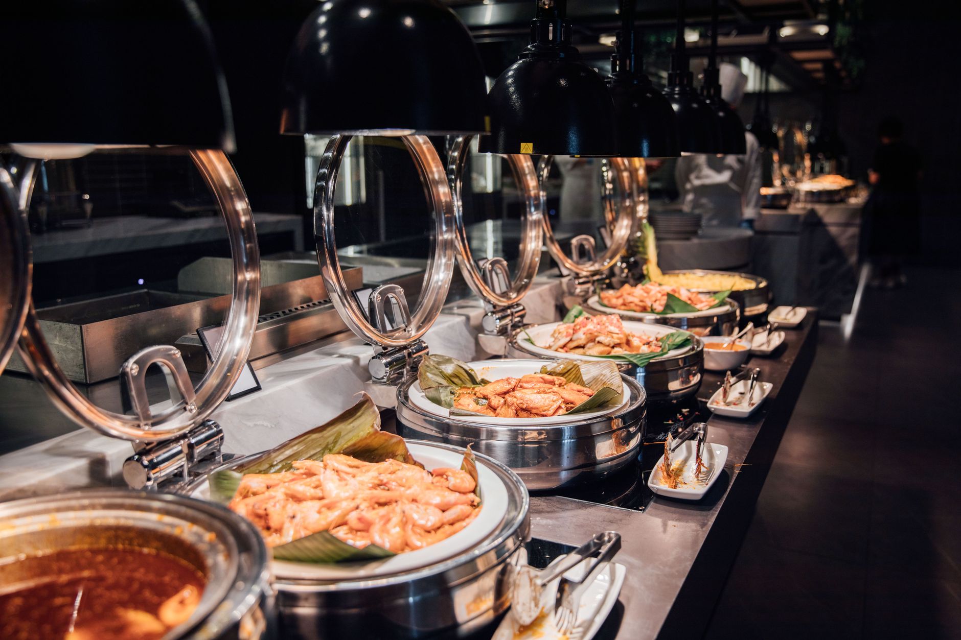 Buffet de restaurante oriental con variedad de platos calientes y fríos
