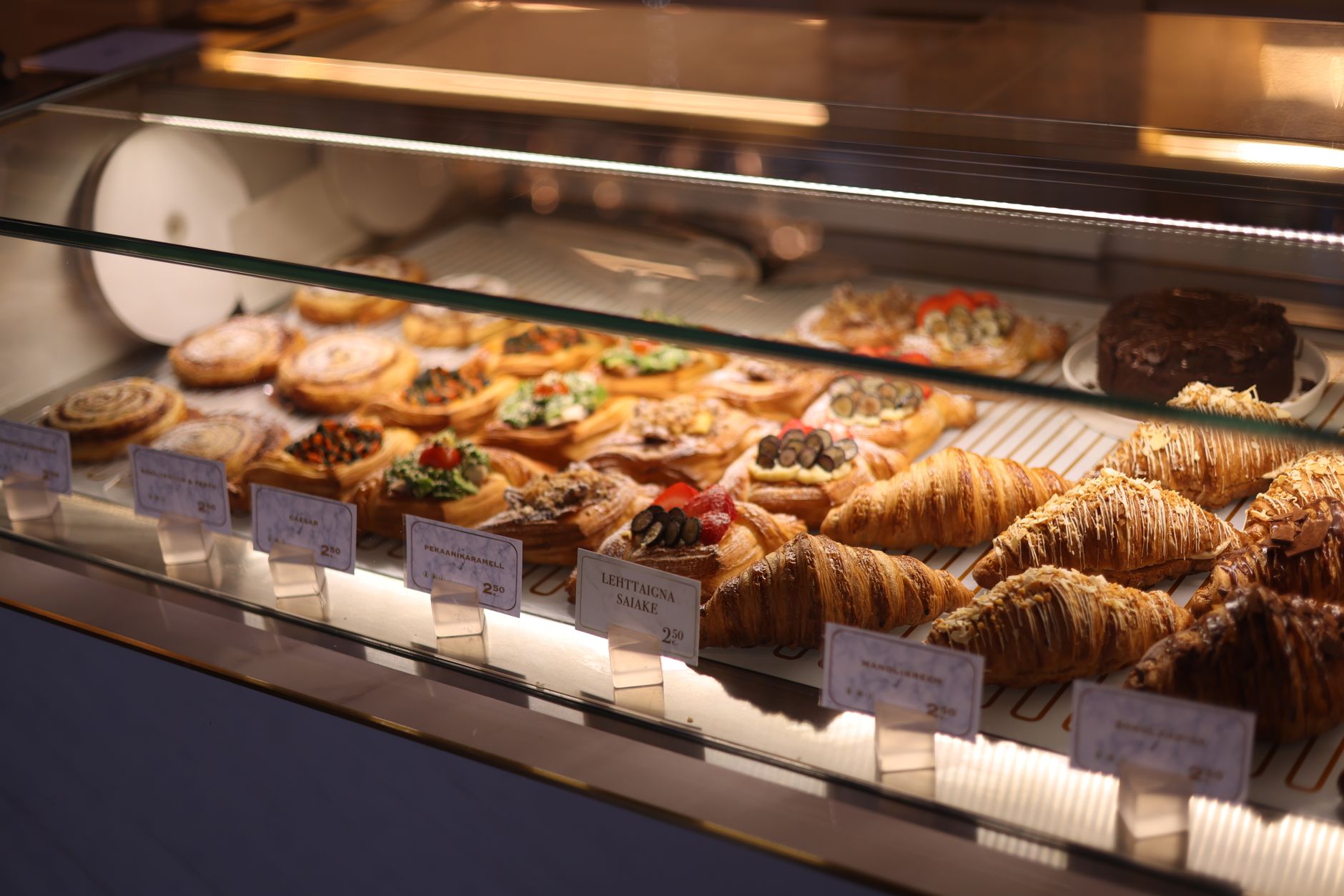 Escaparate de pastelería con bollería y croissants artesanos en San Vicente del Raspeig