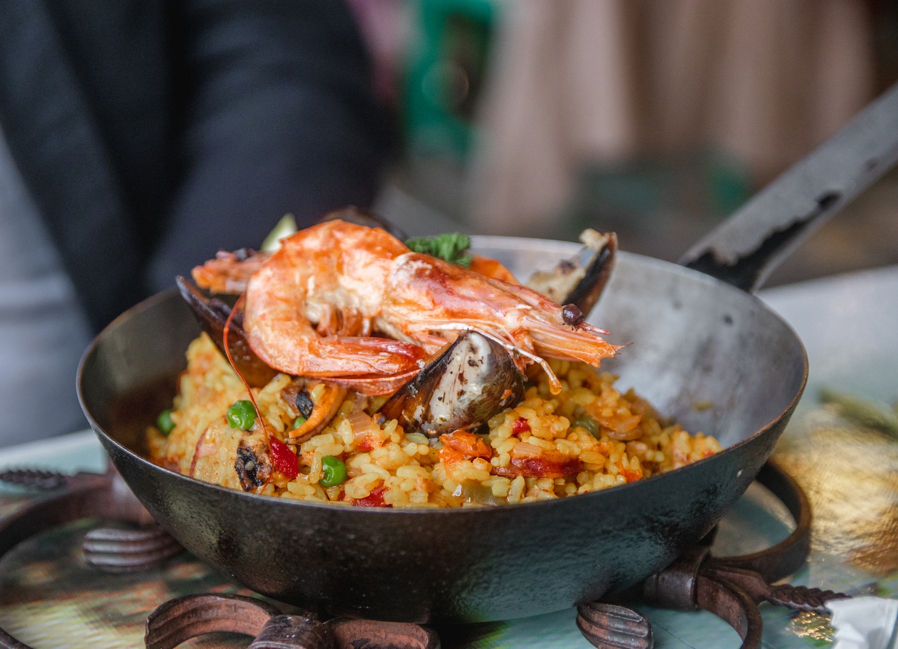 Paella y arroces mediterr&aacute;neos en restaurante espa&ntilde;ol