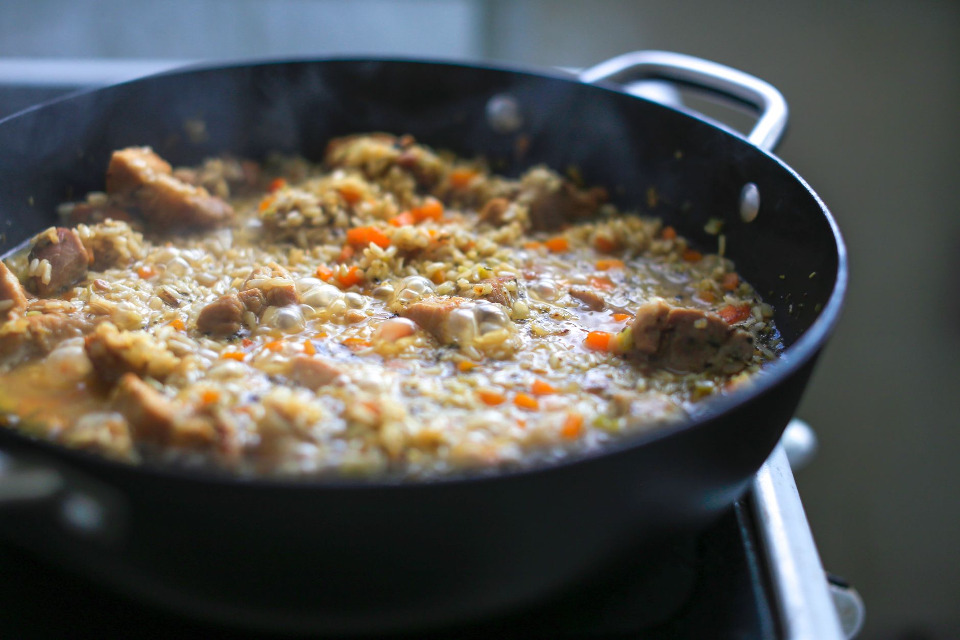 Arroz meloso casero con ingredientes frescos