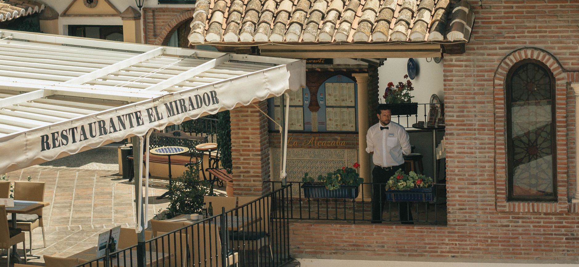 Terraza y carta del restaurante Arrayán San Vicente